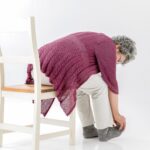 高齢女性が足の違和感を気にしているイメージ