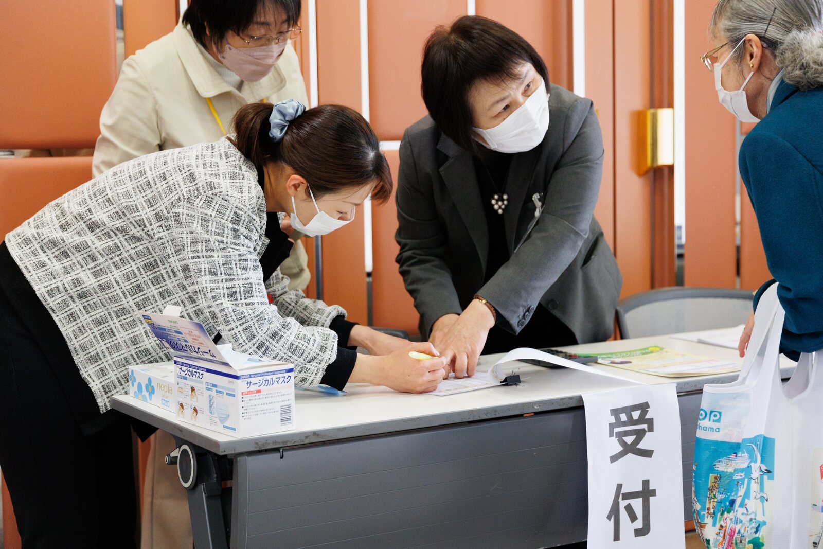 盛岡の足の相談会受付で参加者に対応するフットケアワーカー