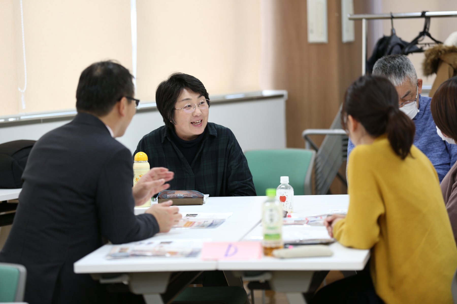 足プロの研修で受講者同士が観察結果を共有する場面