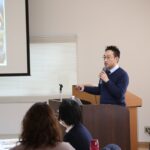 フットケア講座で講師の話を聞き自分の目標を考える場面