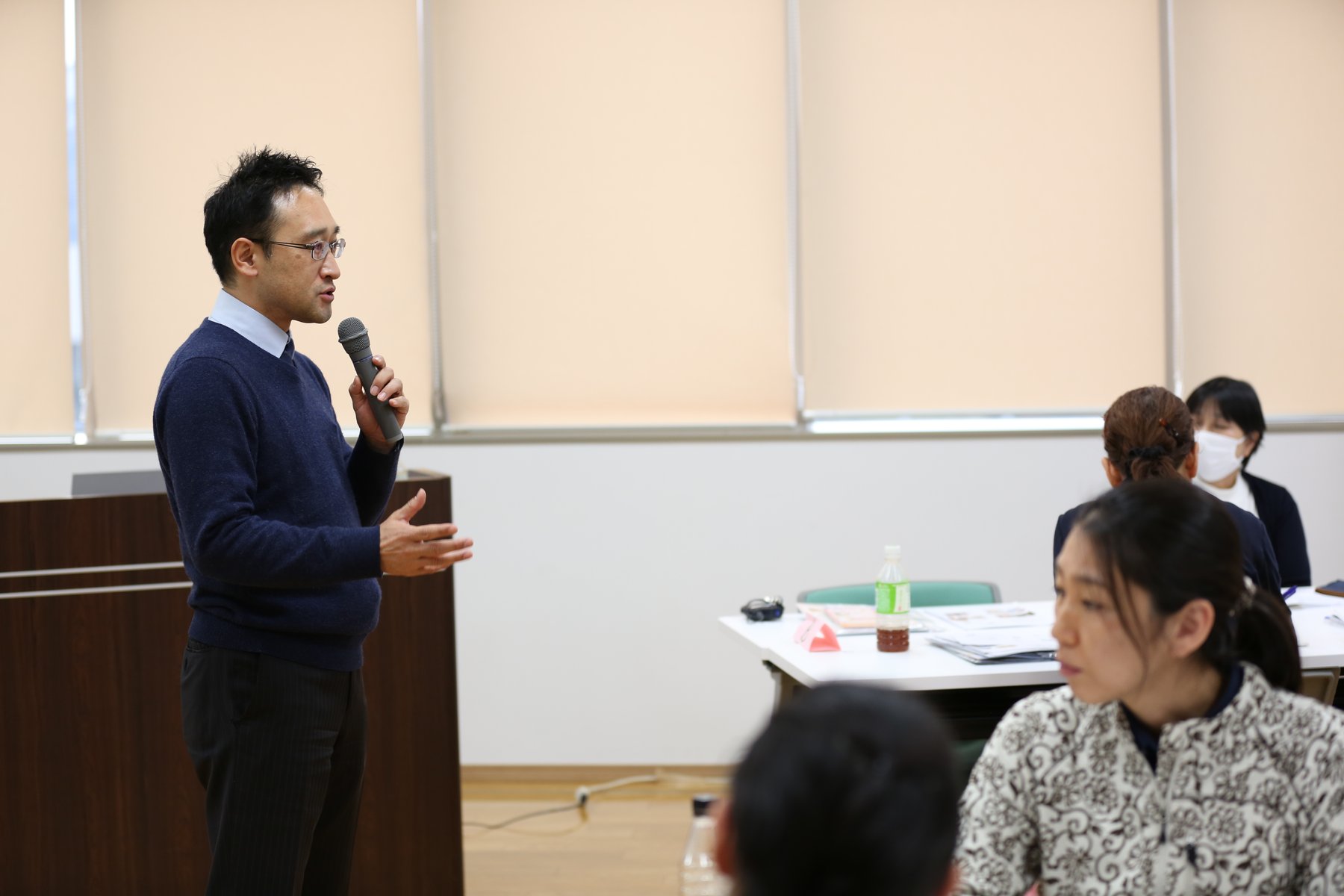 フットケアの実技と判断を受講者同士で確かめる場面