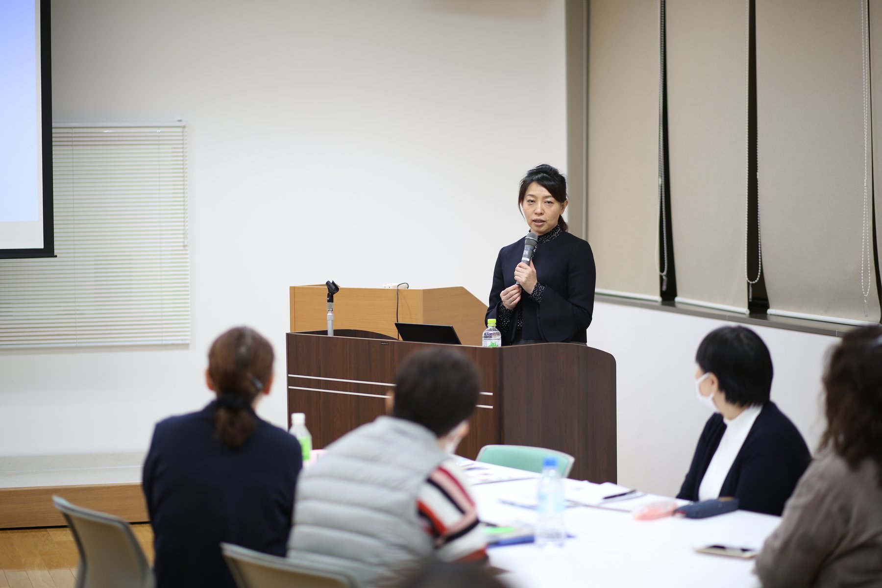 フットケアの事例を仲間と振り返り学びを深める場面