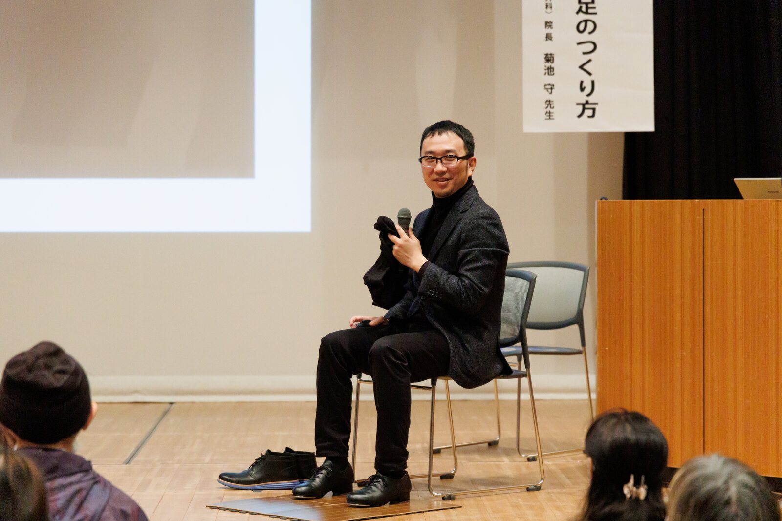 靴を使って足への負担を説明する菊池守先生