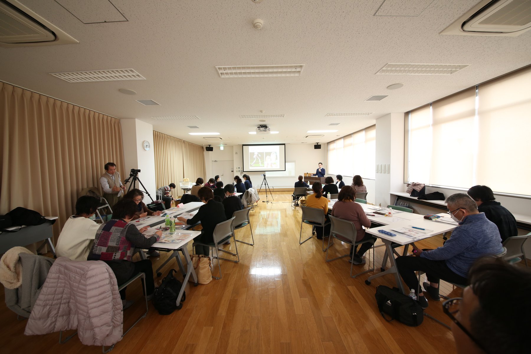 施設でのフットケア導入を考える職員研修の場面