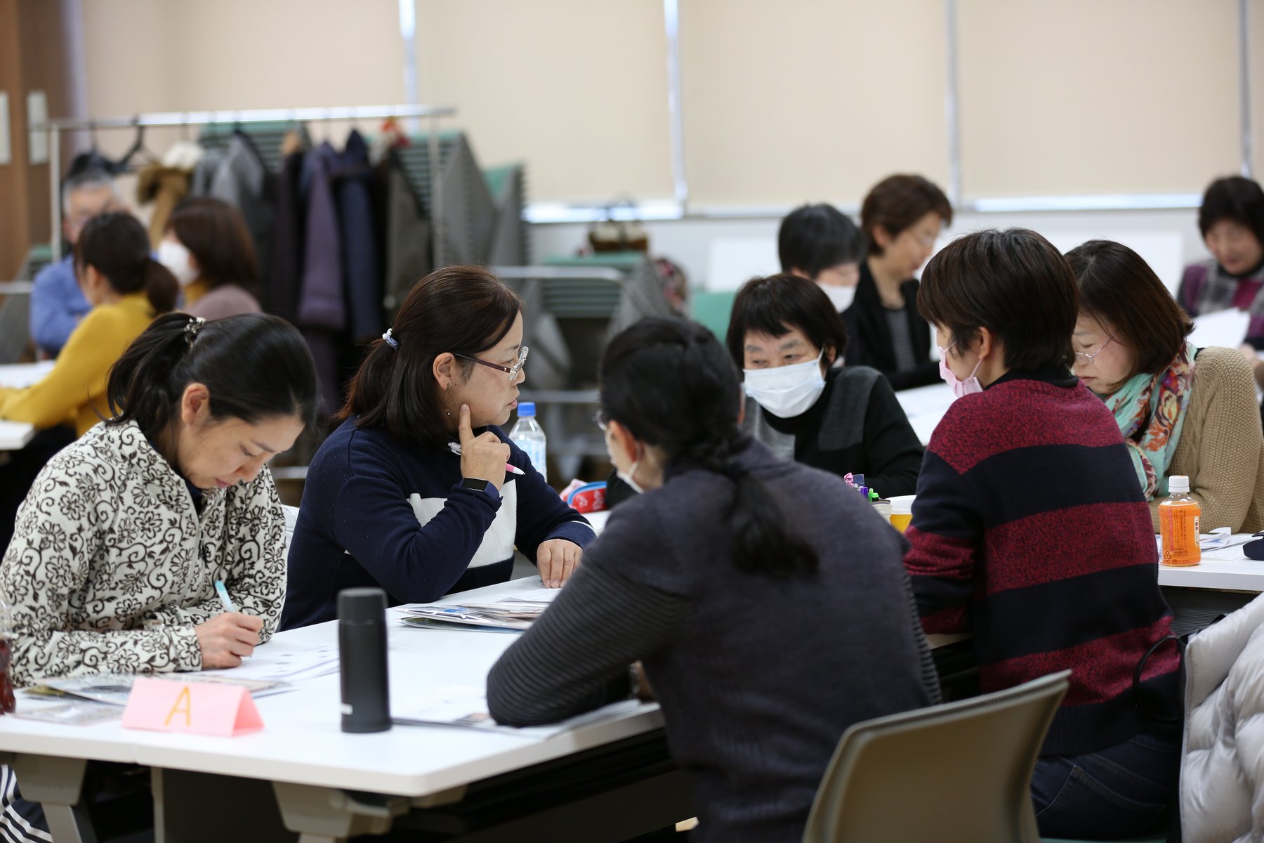 足の観察項目と対応方法を話し合う研修場面