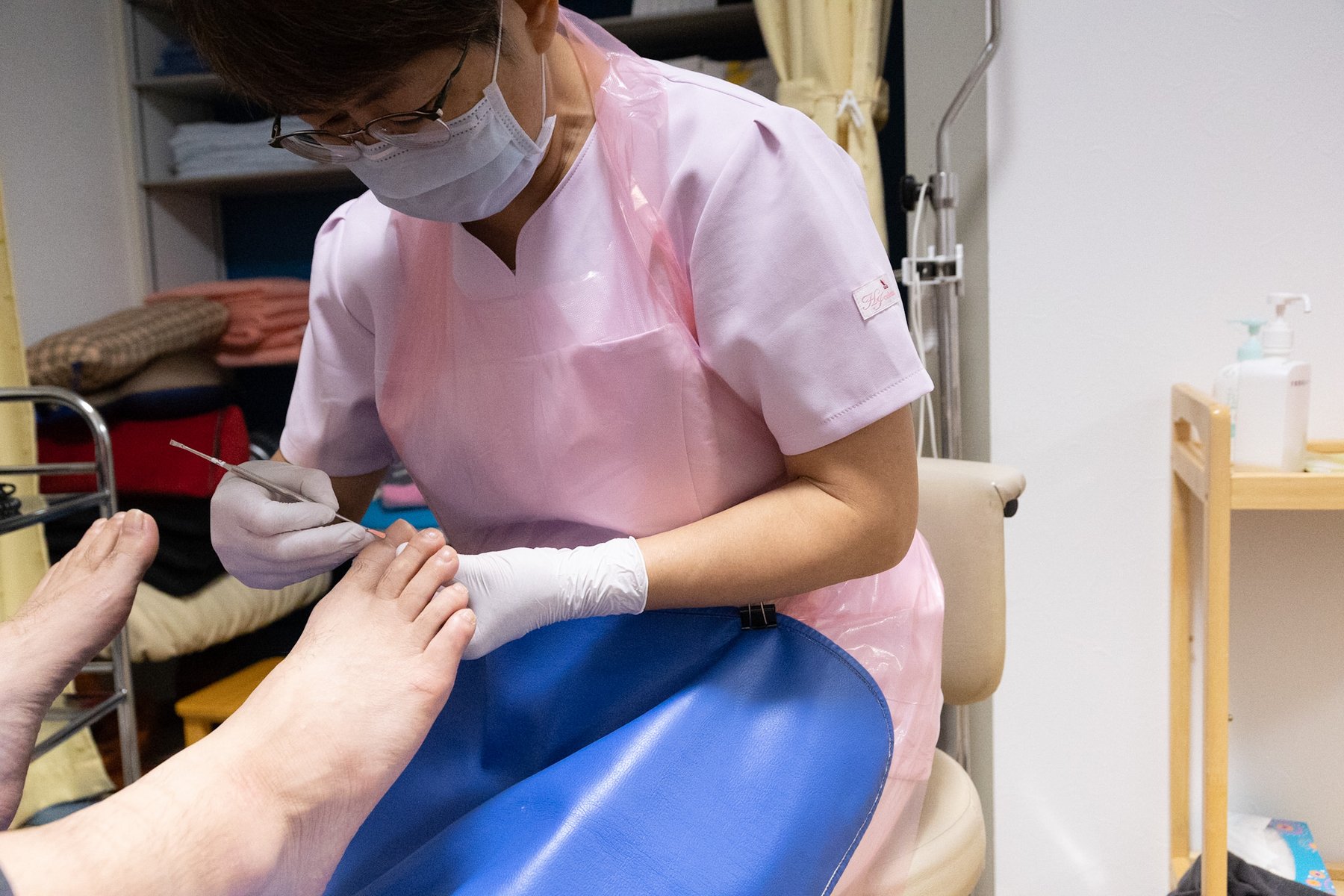 足の爪と周囲の皮膚を丁寧に確認する専門ケアの一般場面
