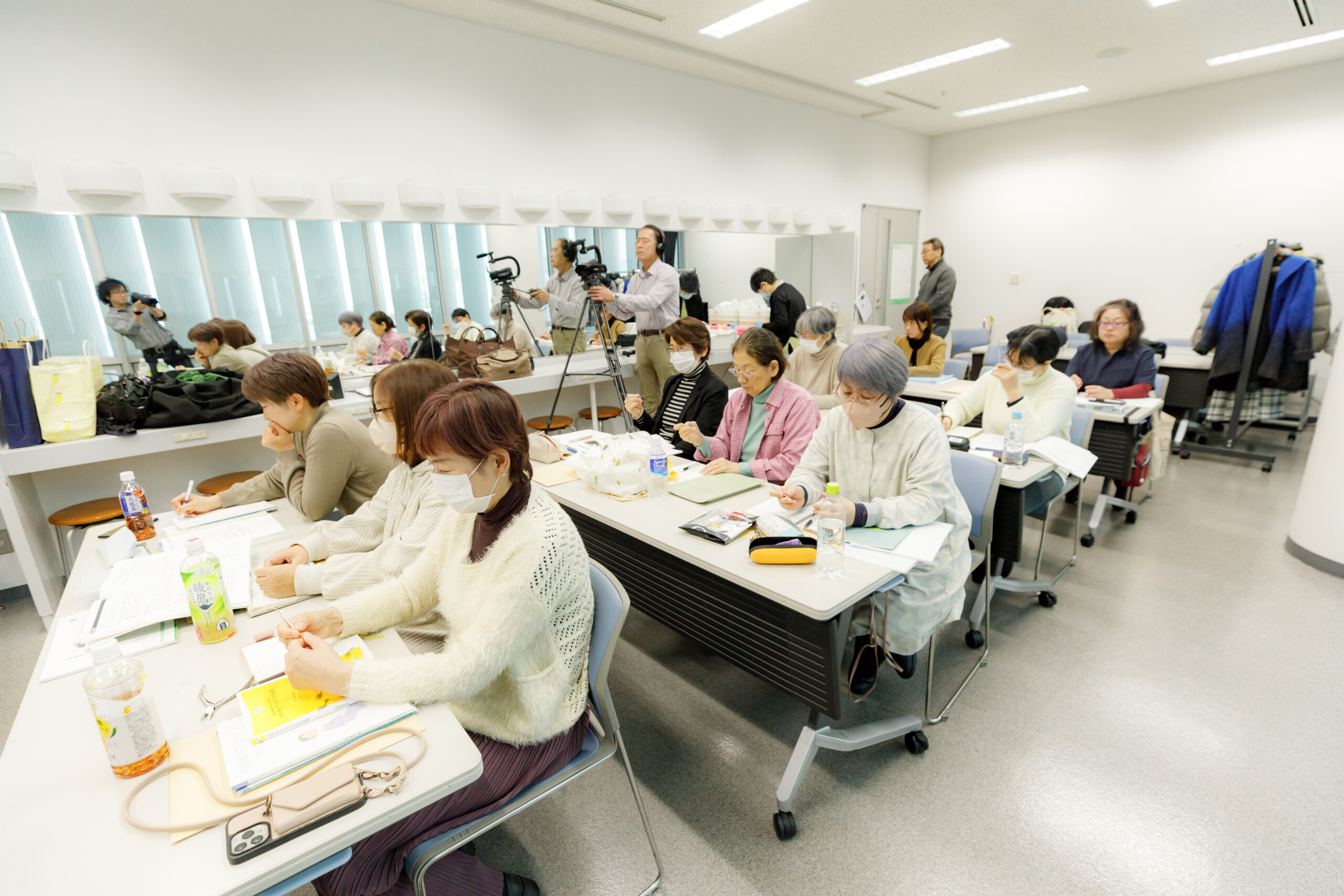 資料を見ながら学ぶフットケア講座の様子