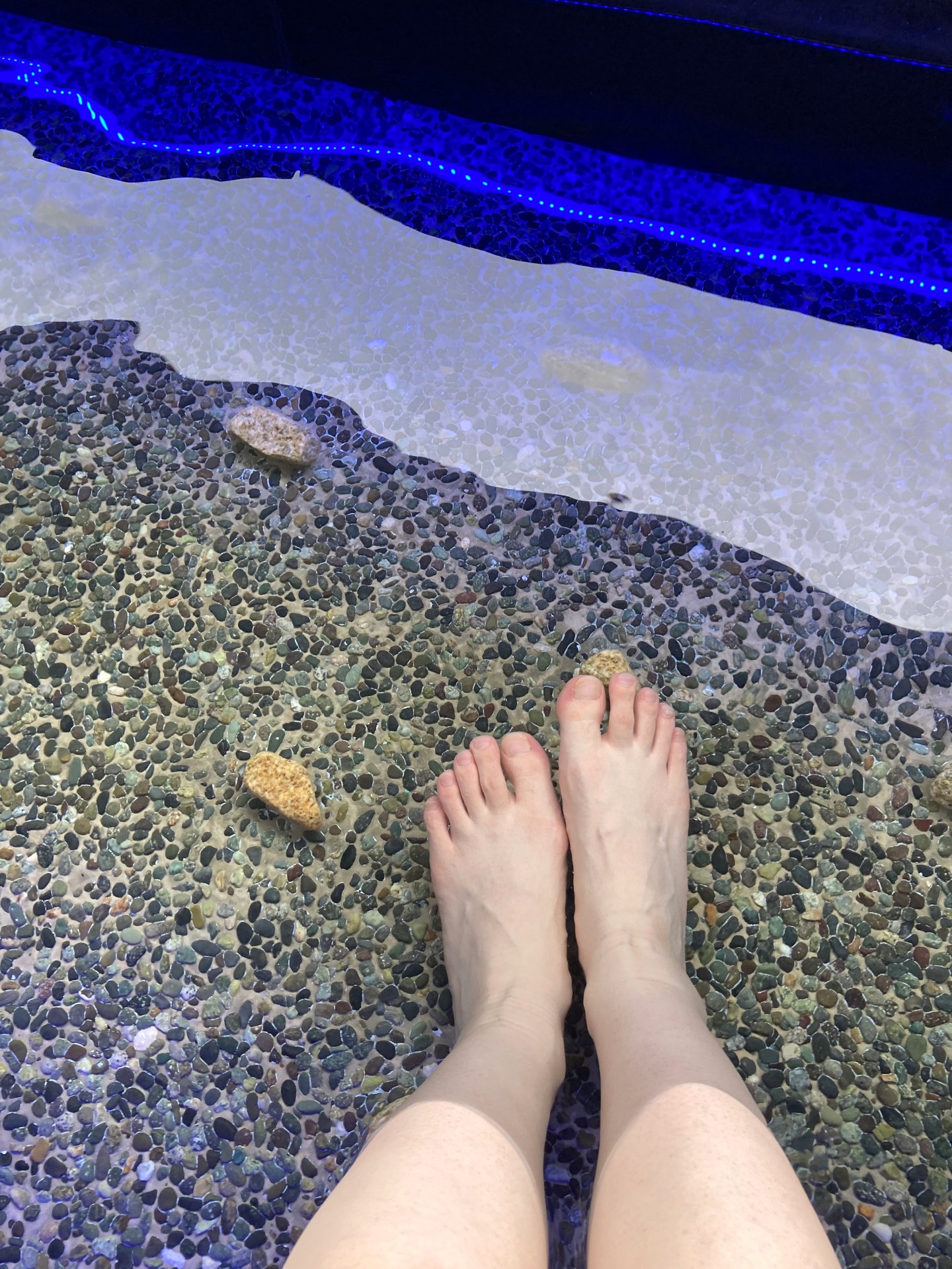 湯につかる足元のイメージ