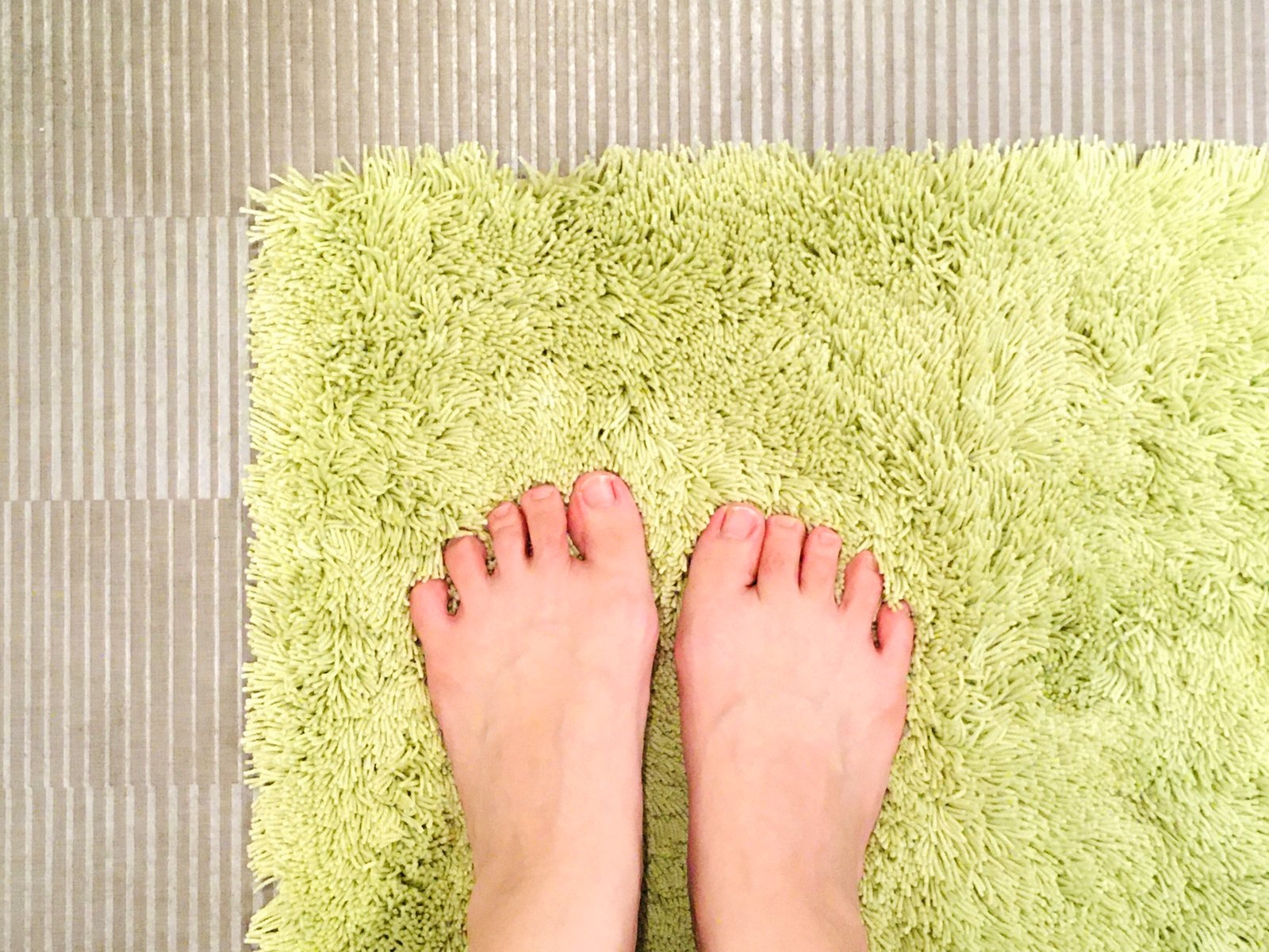 風呂上がりにタオルで水分を取るイメージ