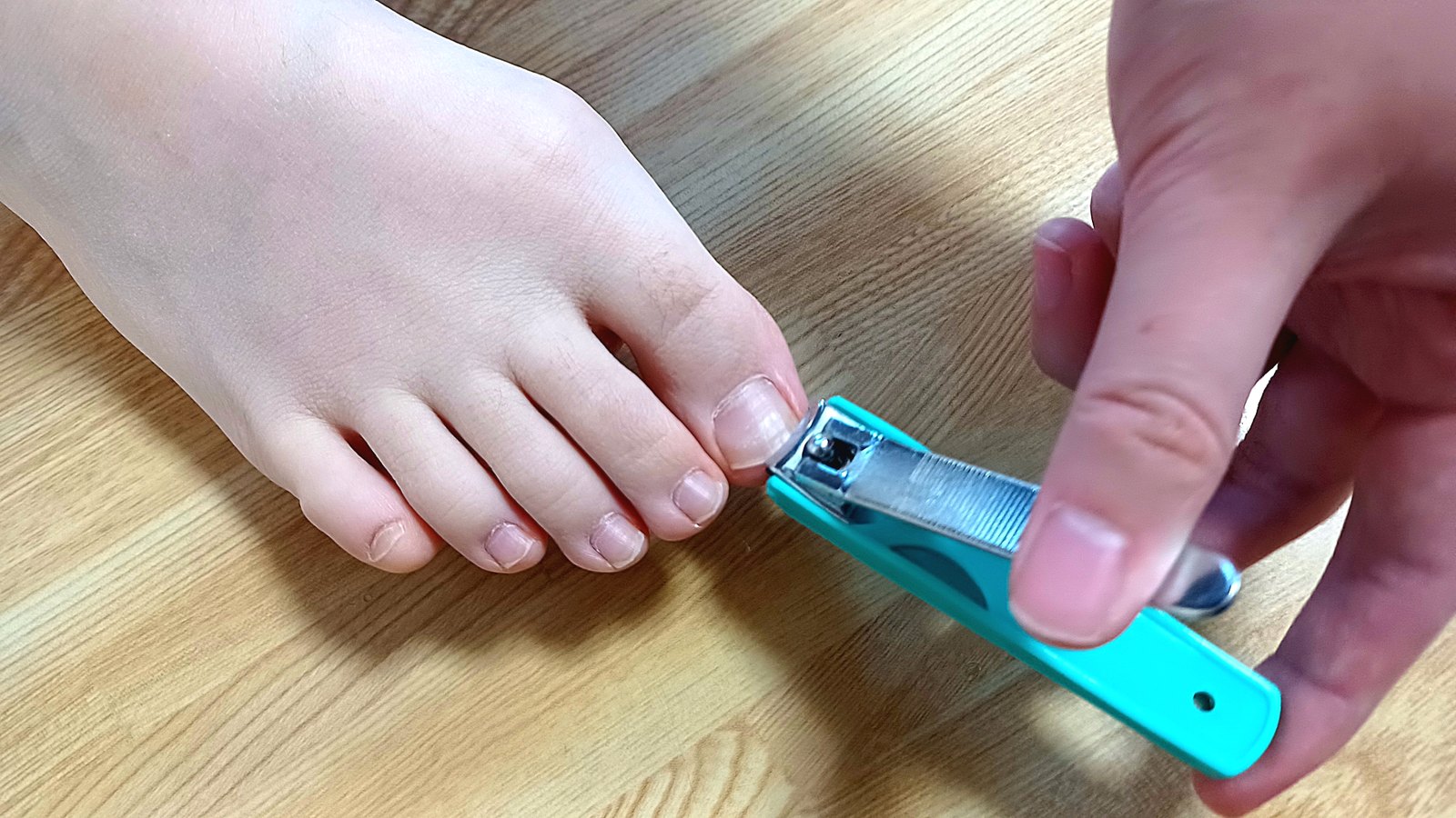 爪切り道具を扱うイメージ