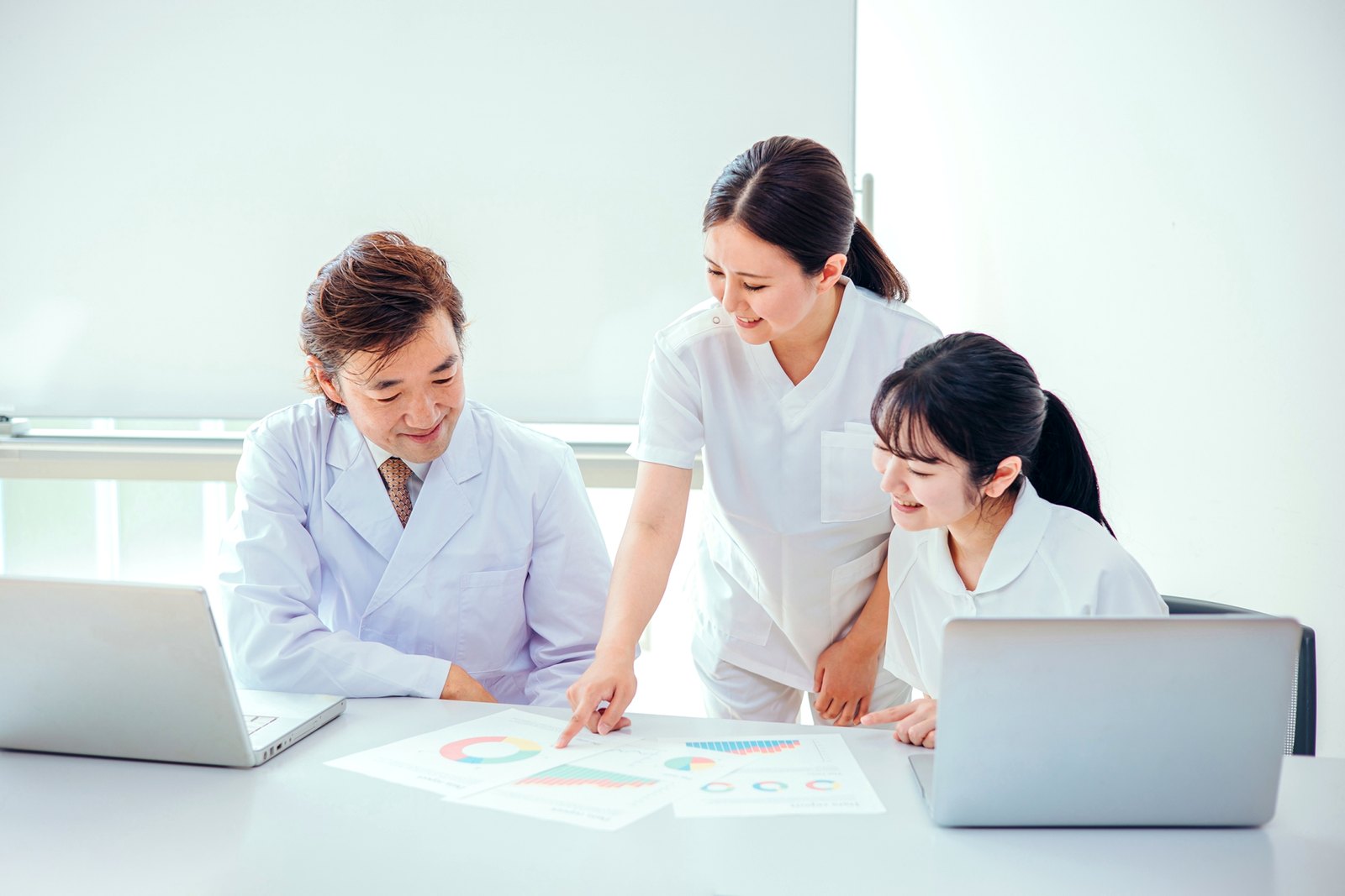 研修内容を職場で共有する医師と看護師のイメージ