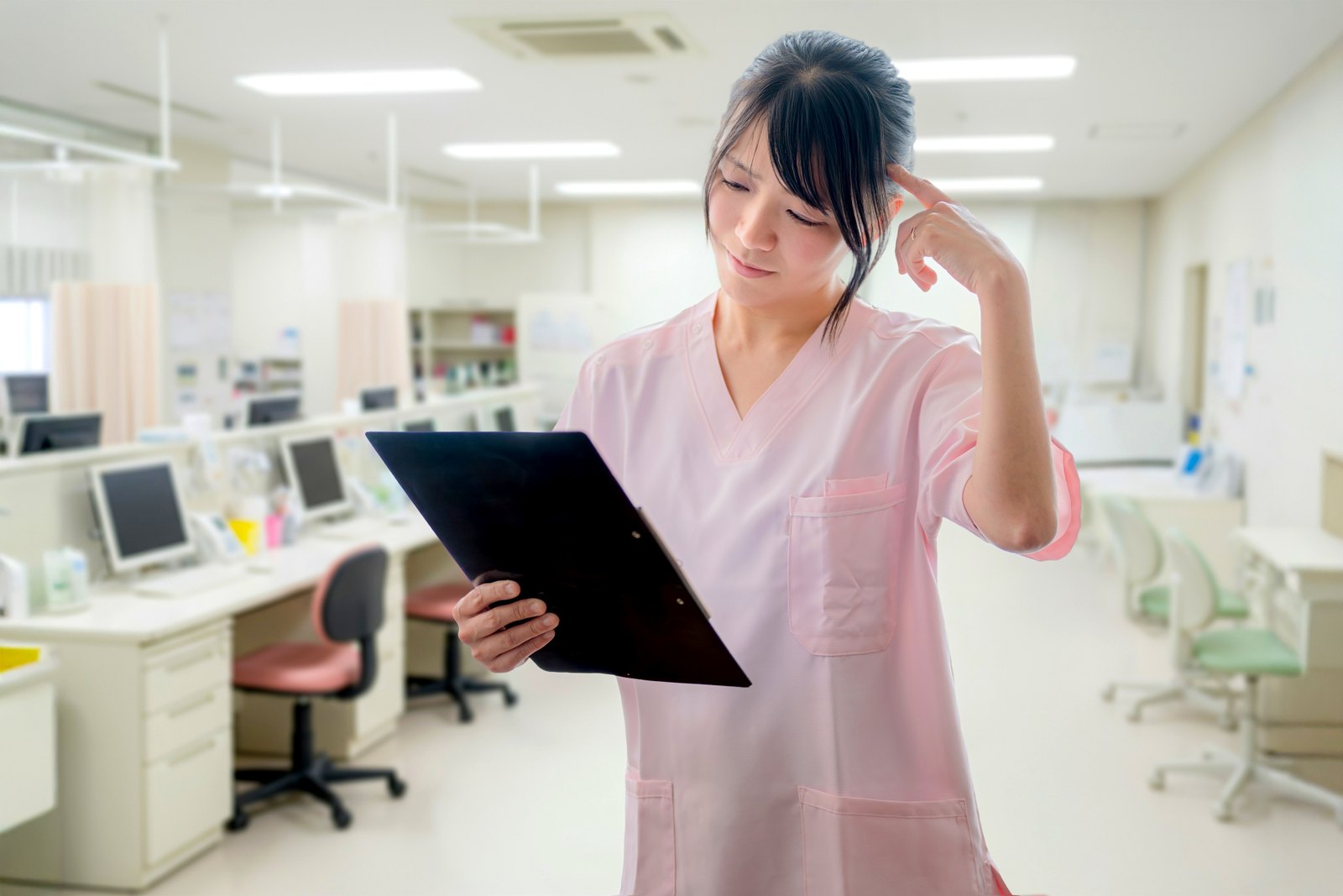 医療従事者が書類と情報を確認するイメージ
