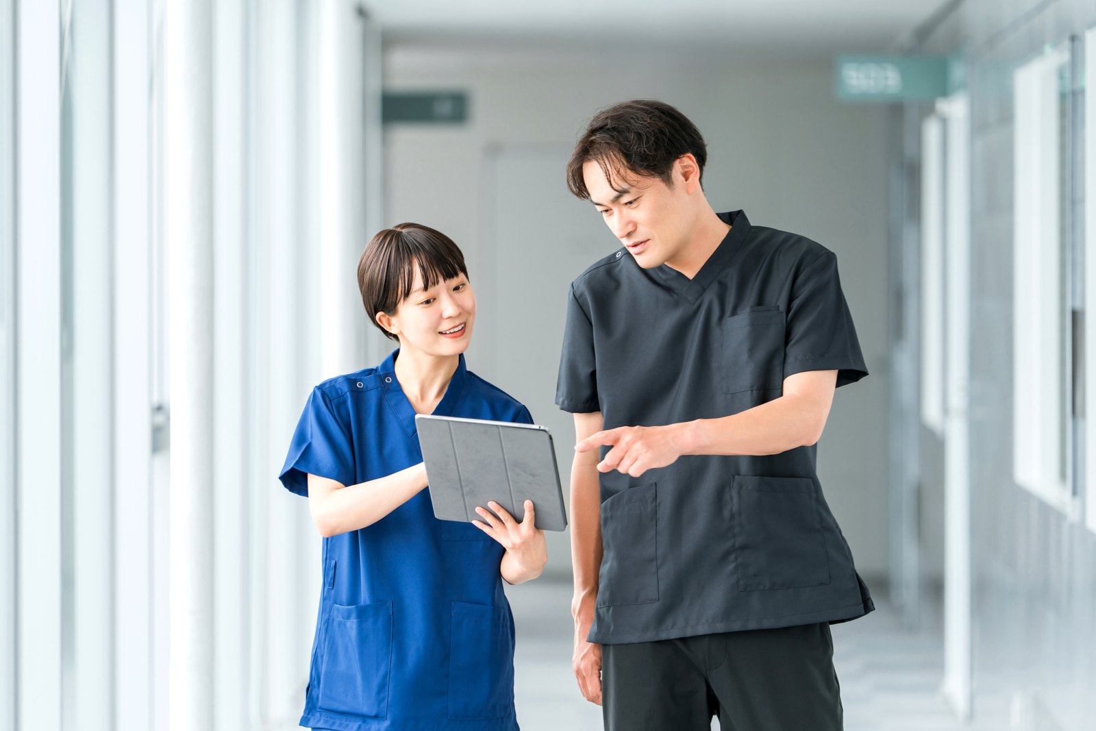 医師と看護師が病院内で情報共有するイメージ