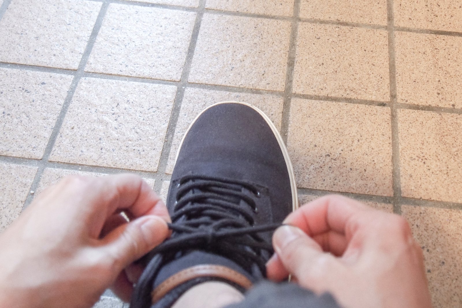 靴ひもを調整して足に合わせるイメージ