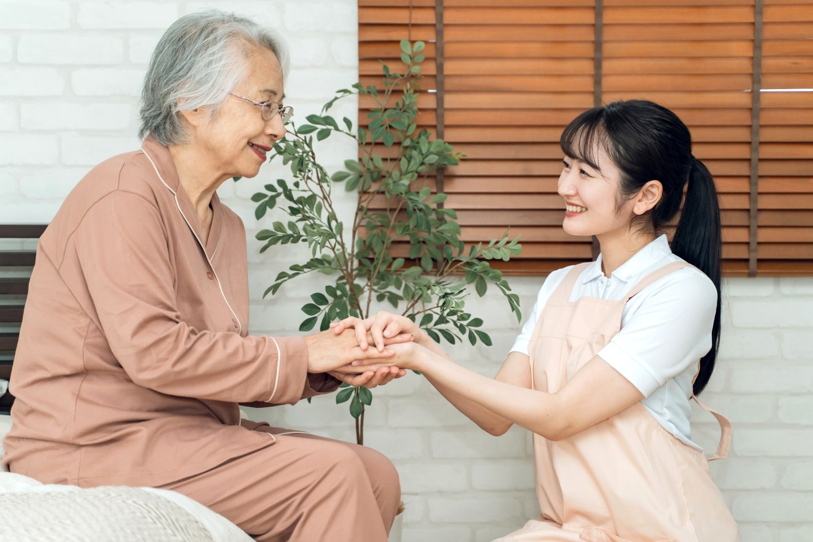 高齢者の足の困りごとを相談するイメージ