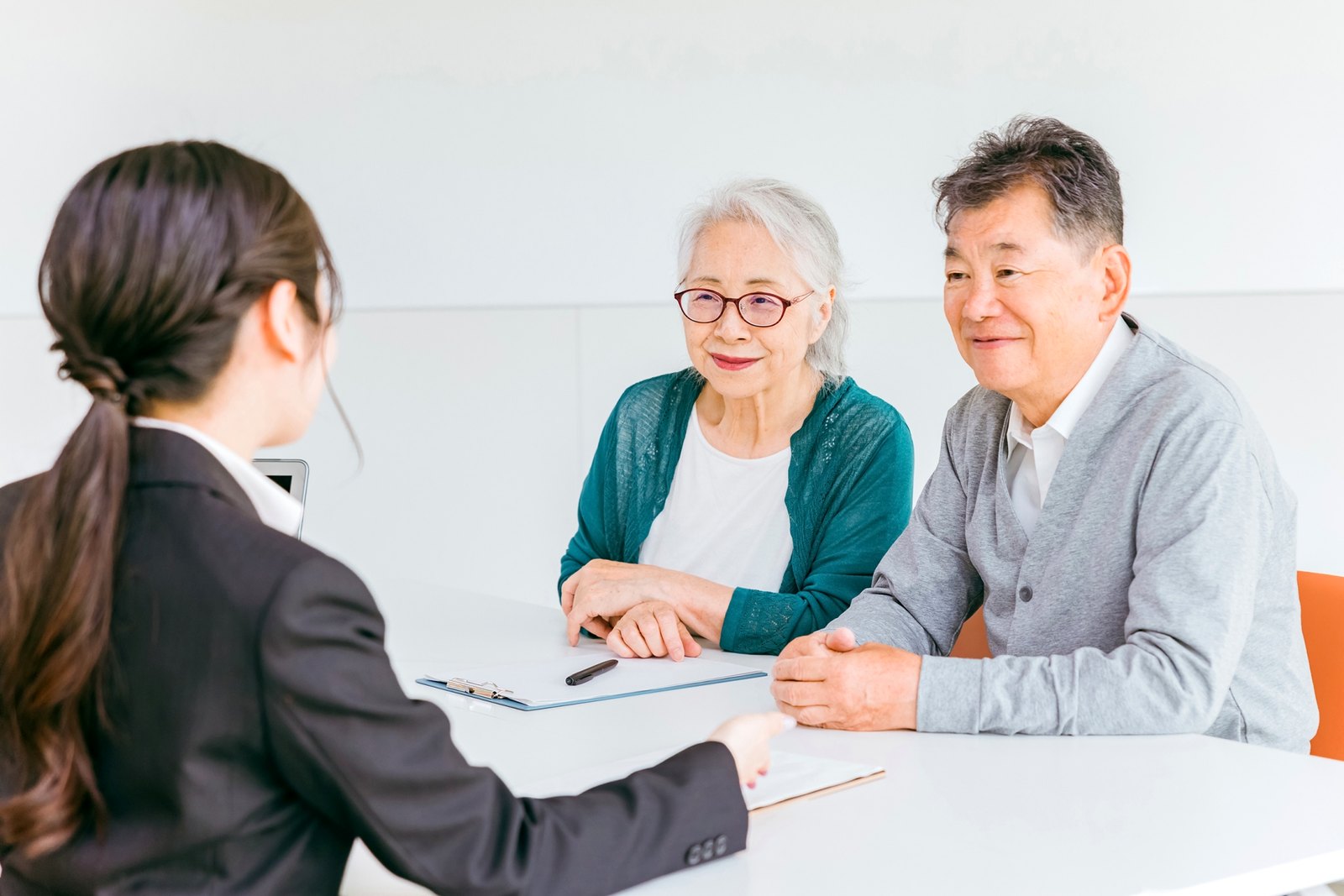 高齢者夫婦が相談するイメージ