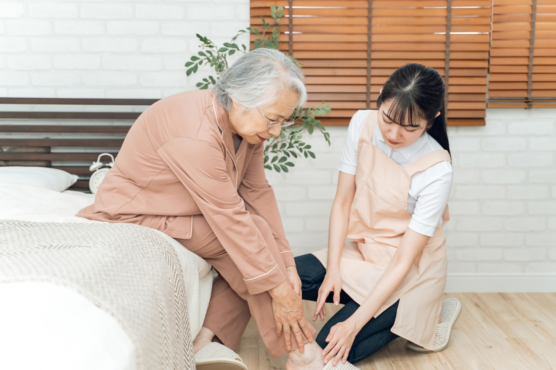 介護の場で足元を支えるイメージ