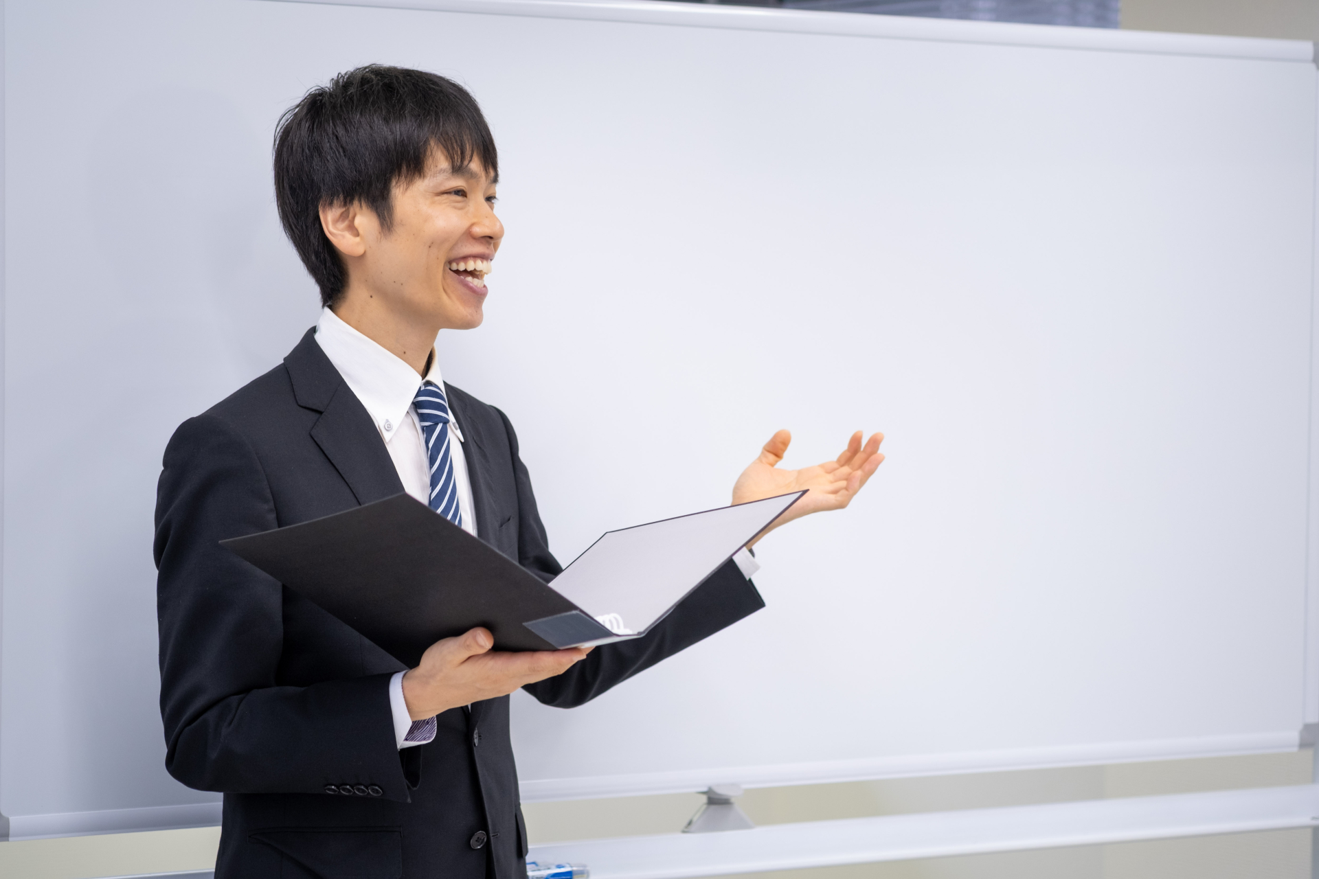 講師がフットケア実技を説明するイメージ