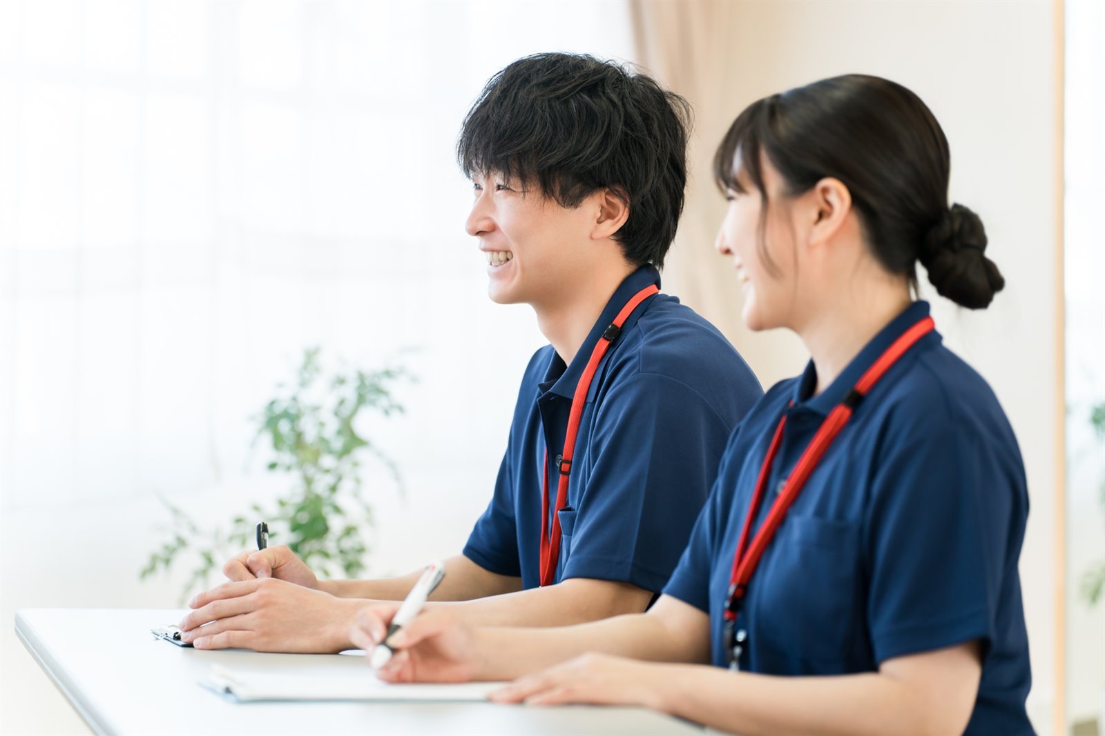 フットケアの観察を学ぶ介護士の研修イメージ