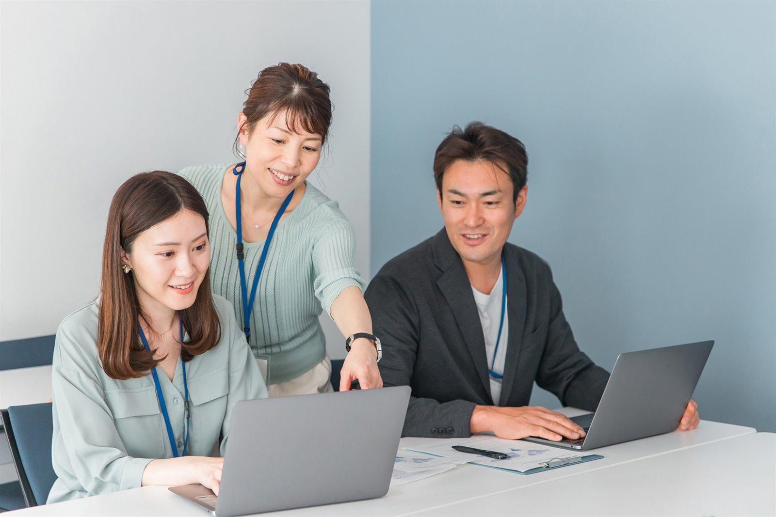 講師から対面で指導を受ける研修のイメージ