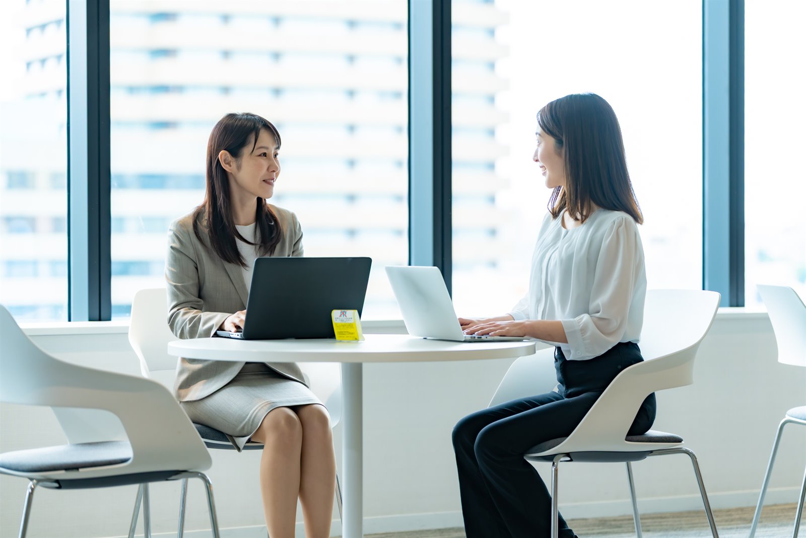 対面で姿勢と手の動きを確認する研修のイメージ