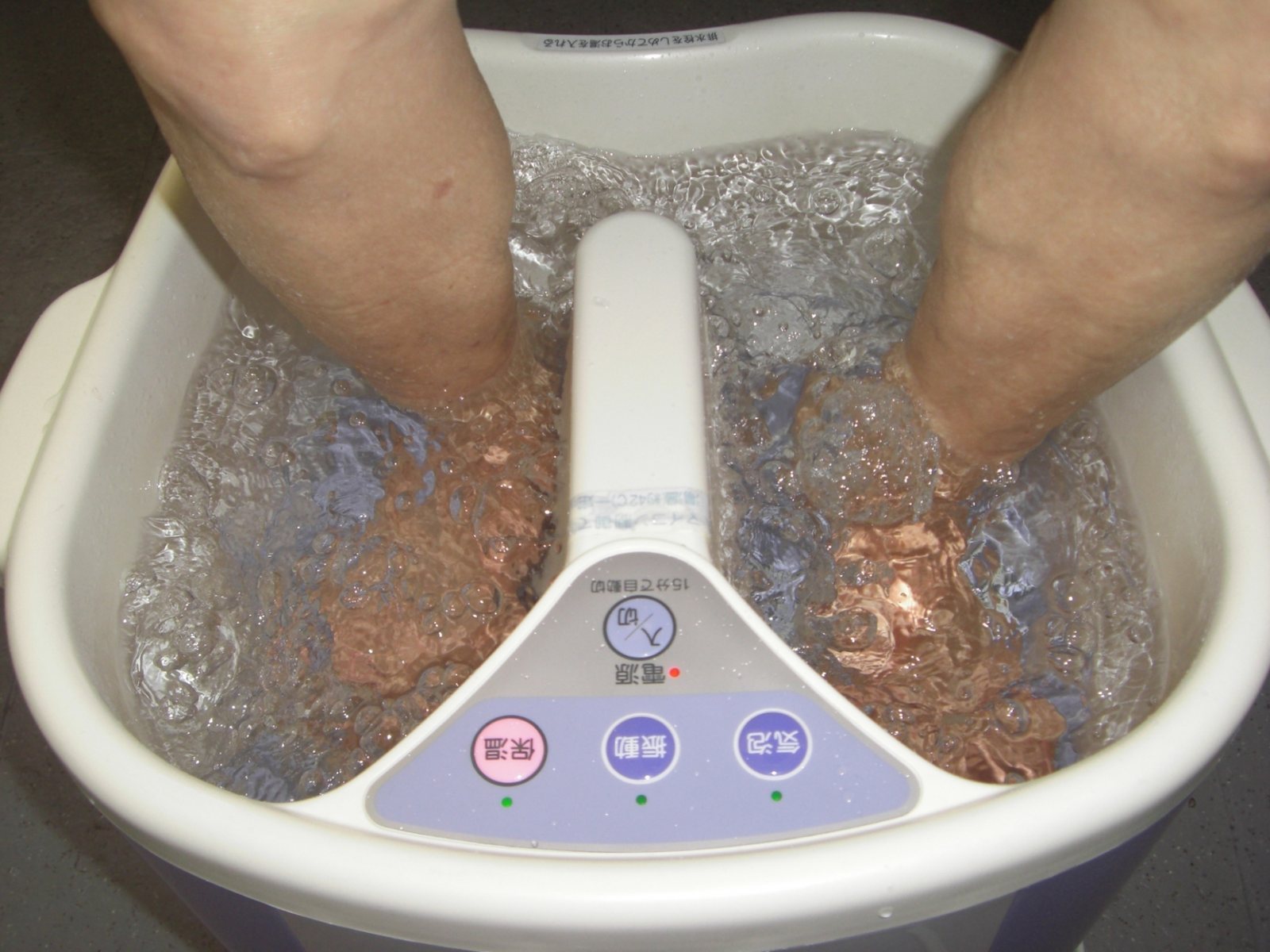 安全な姿勢と湯温で足浴を行うイメージ