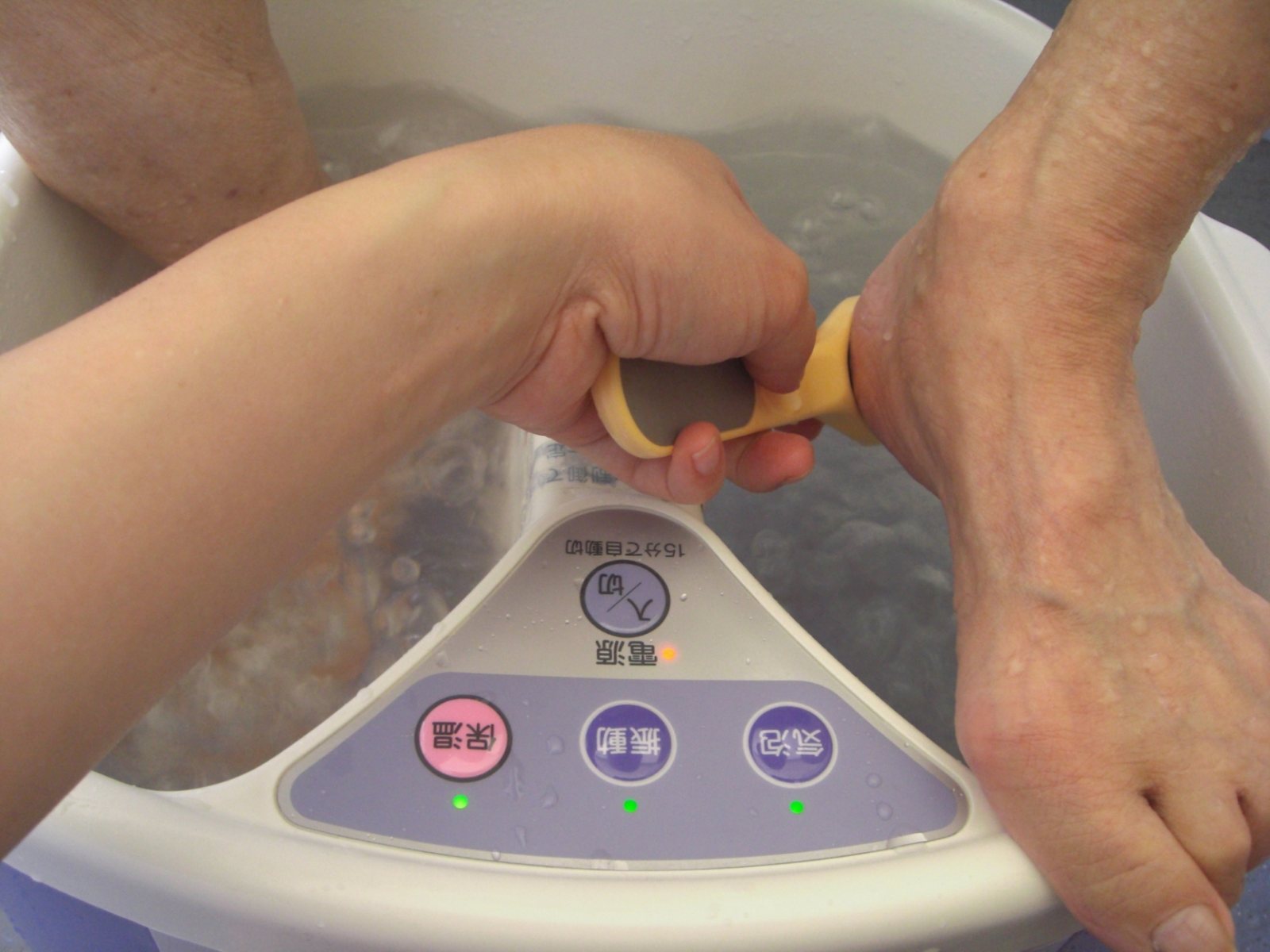 足浴後に水分を拭き取り保湿するイメージ