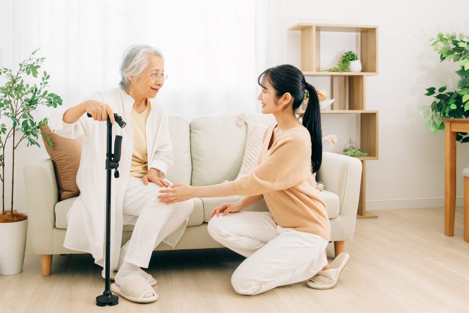 爪切り前に本人の希望と状態を確認する介護のイメージ