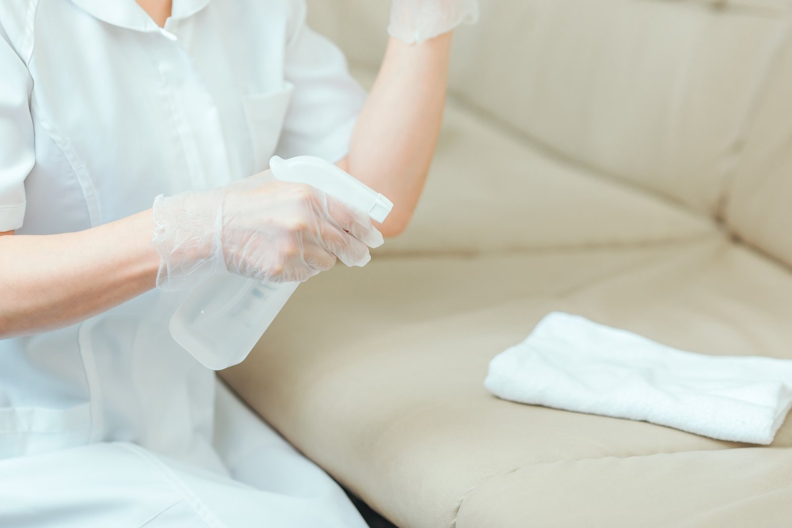 感染対策の手順に沿って環境を整える看護職