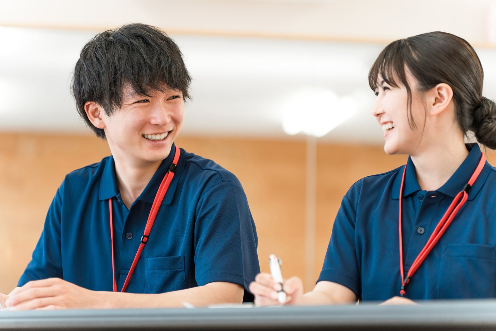 歩行と足元の変化をチームで記録する研修のイメージ
