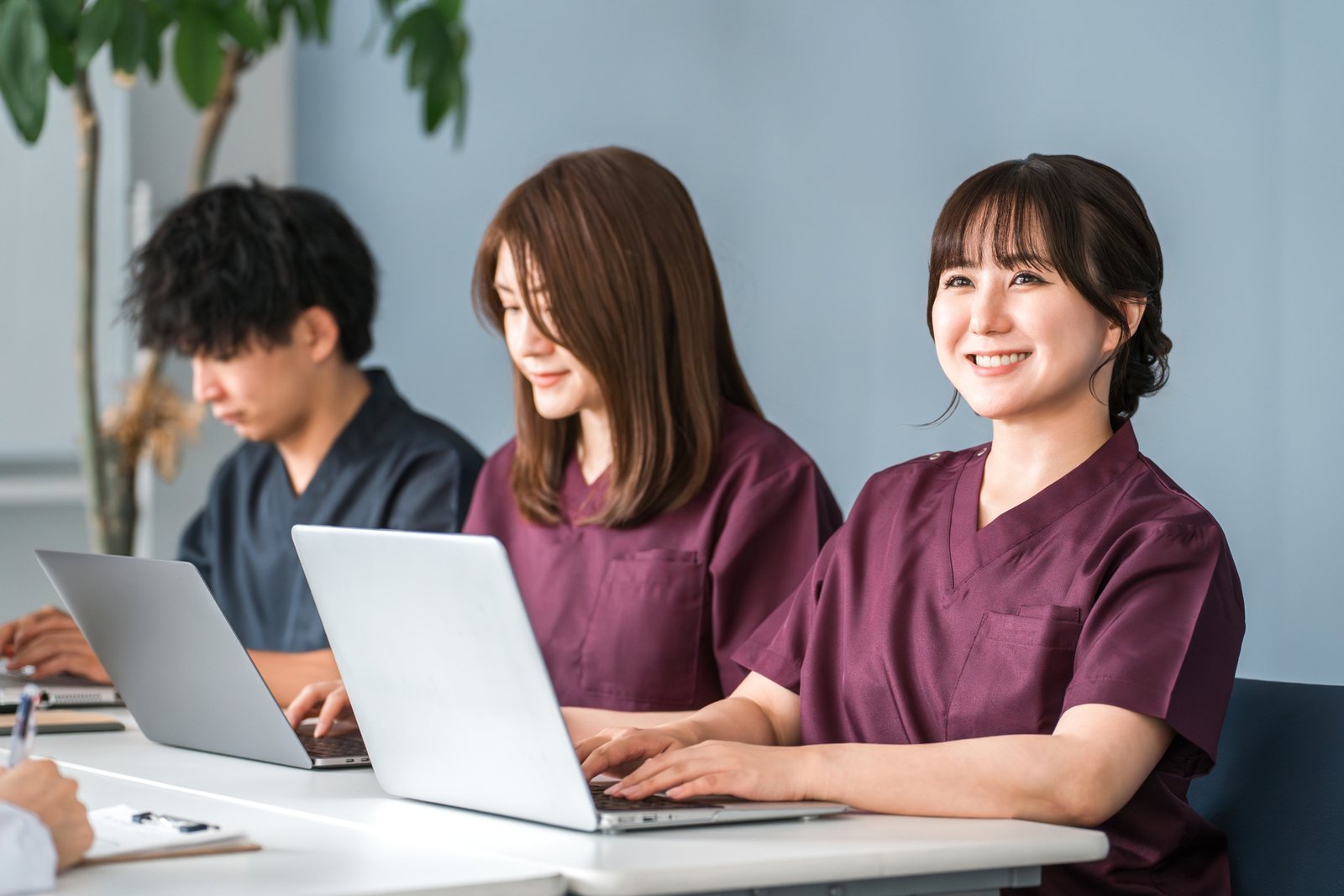医療・介護職が個人情報の取扱いを学ぶイメージ