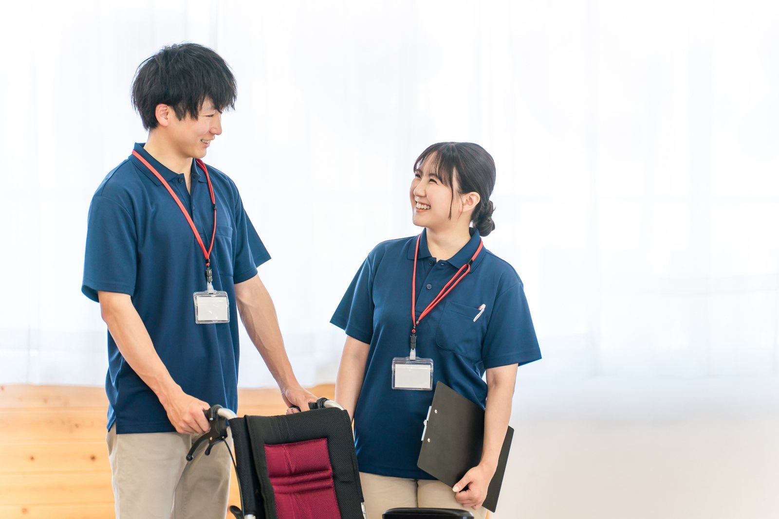 訪問看護師とケアマネジャーが支援内容を確認するイメージ