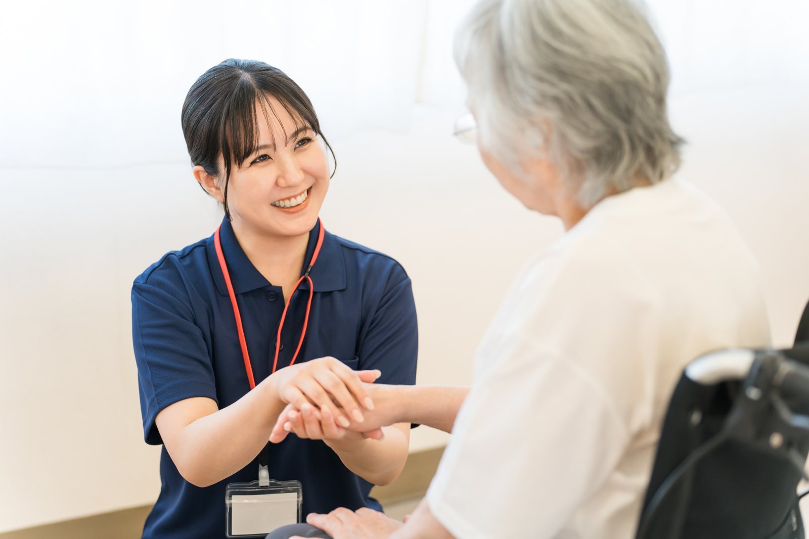 本人と支援者が爪切りの希望を話し合うイメージ