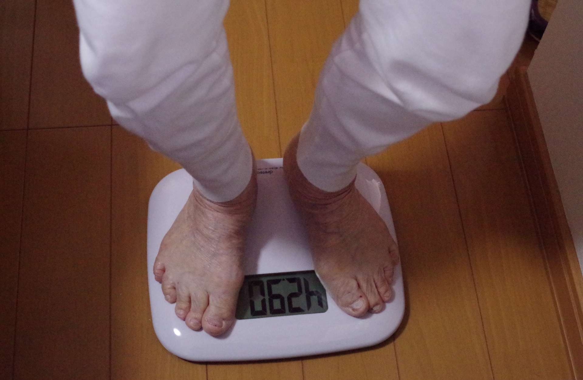 心不全の体調確認のため朝に体重を測る様子