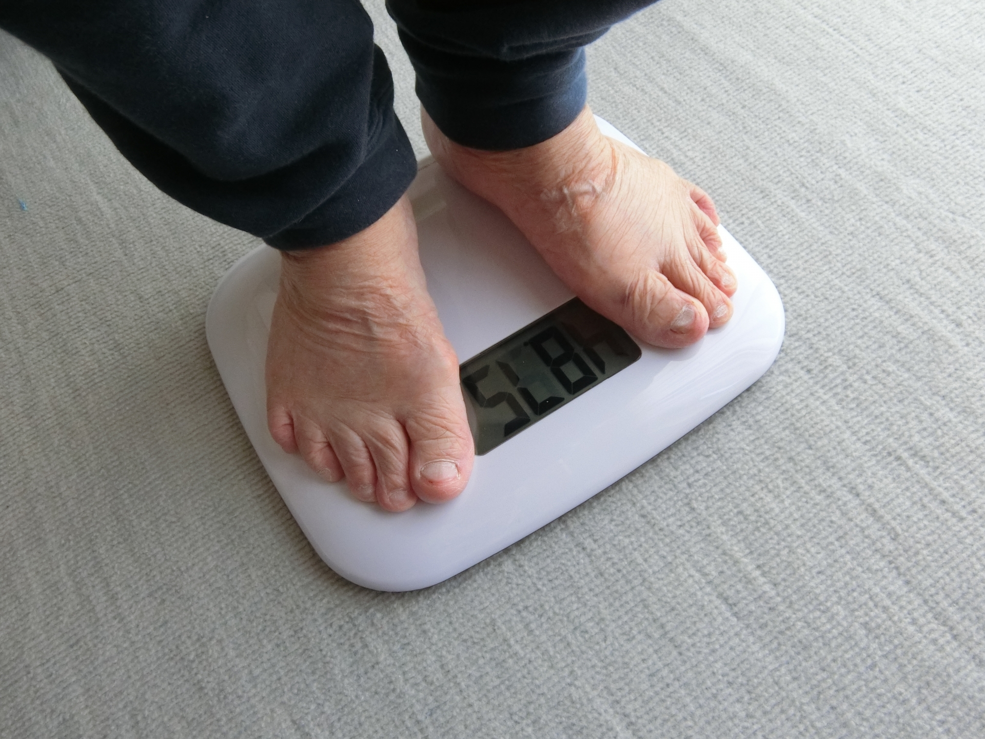 足浴の前に心不全の体調を看護師へ相談する様子