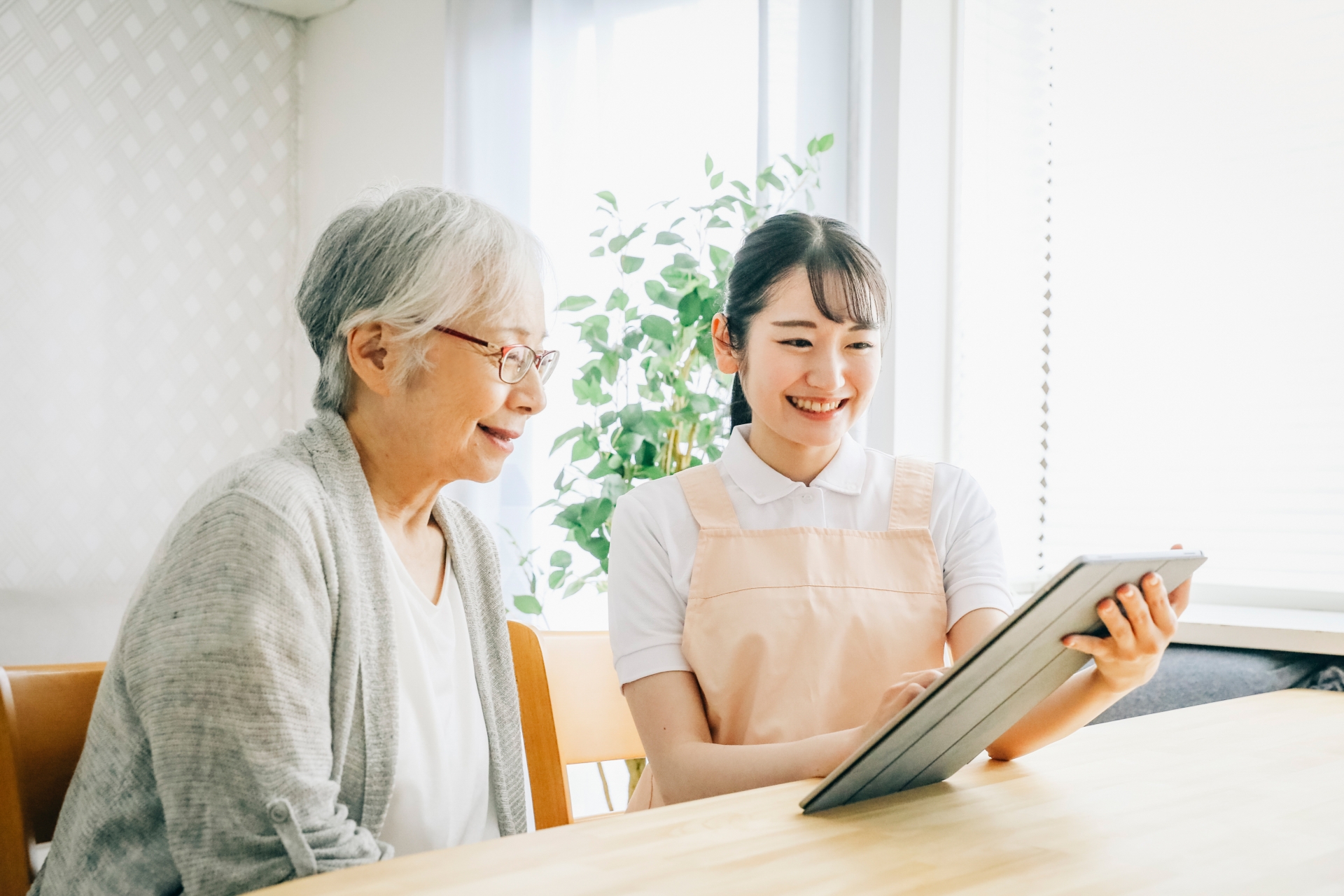 心不全のある方の足浴前に安全な環境を準備する様子