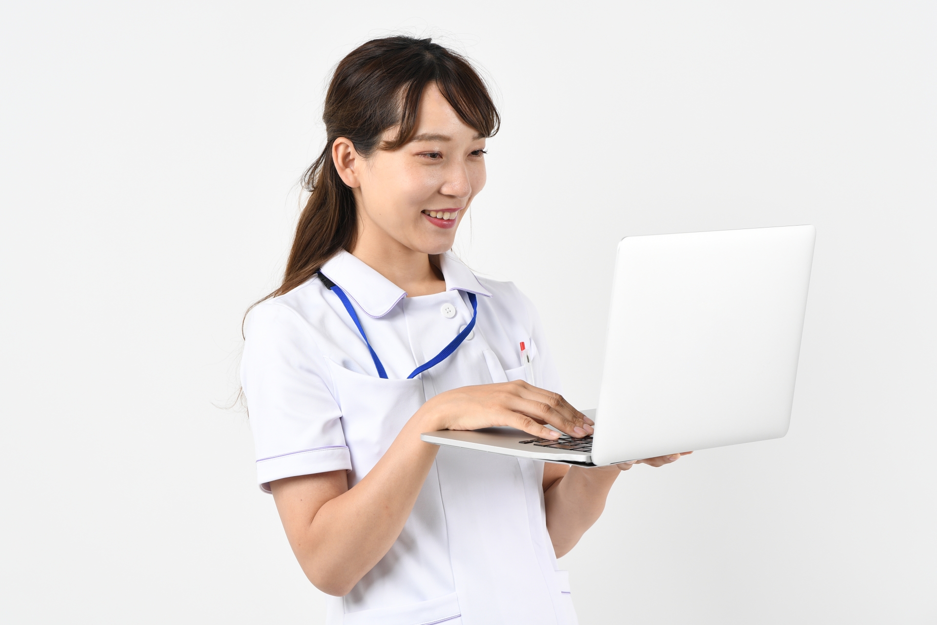 介護職が足の異常を看護師へ報告し手順を確認する様子