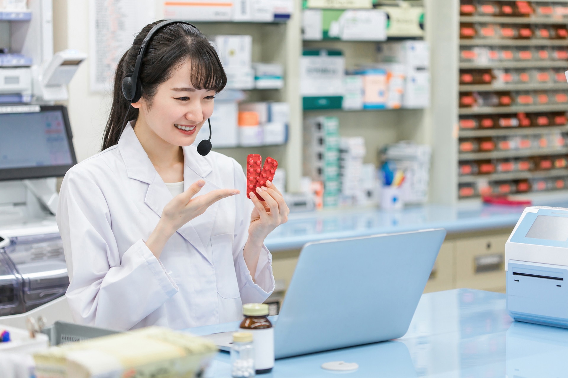 足指の湿りを防ぐため靴下と靴を乾かす様子