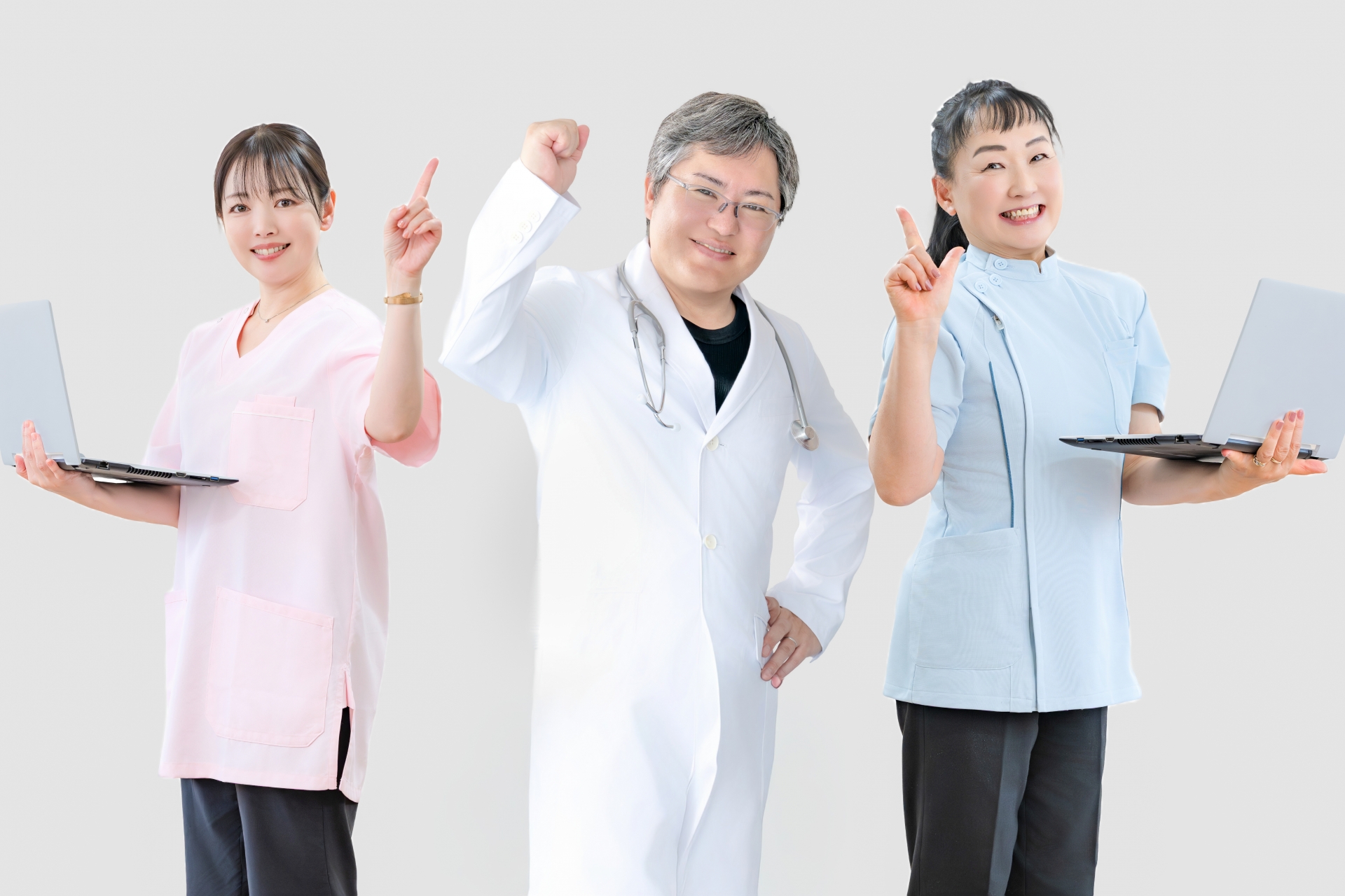 専門職が対面講座でフットケアの実技を学ぶ様子