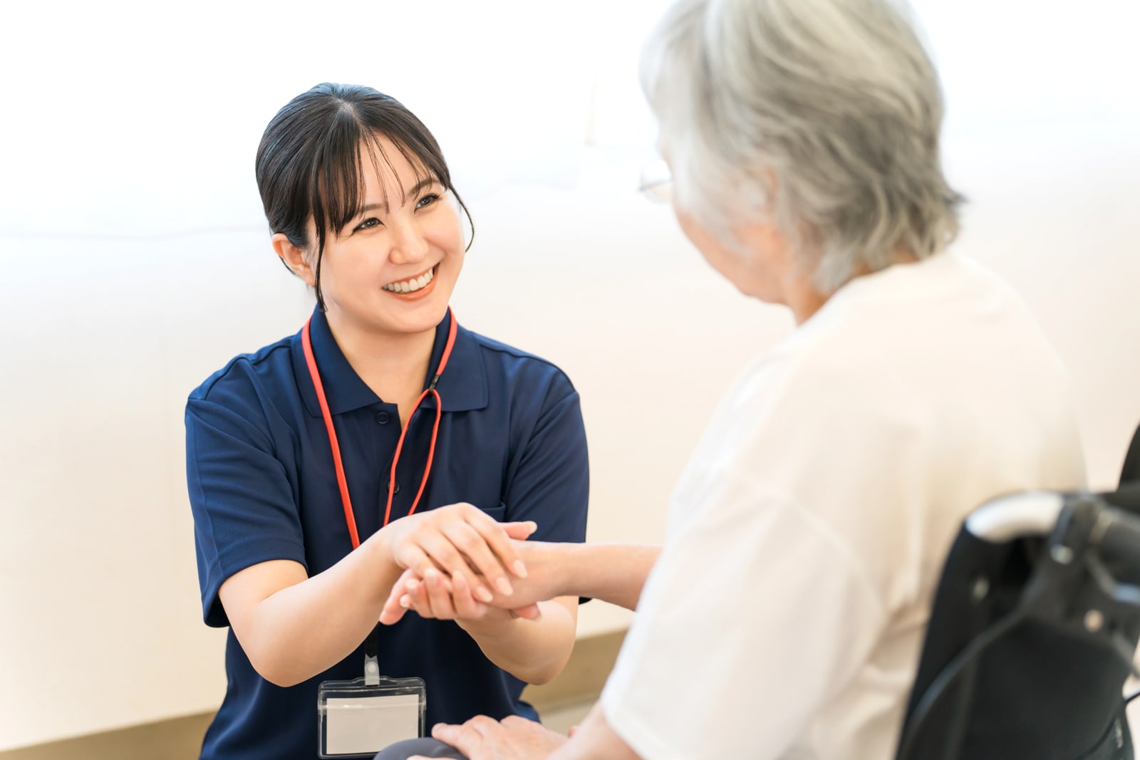 向かい合って話す高齢者と支援者