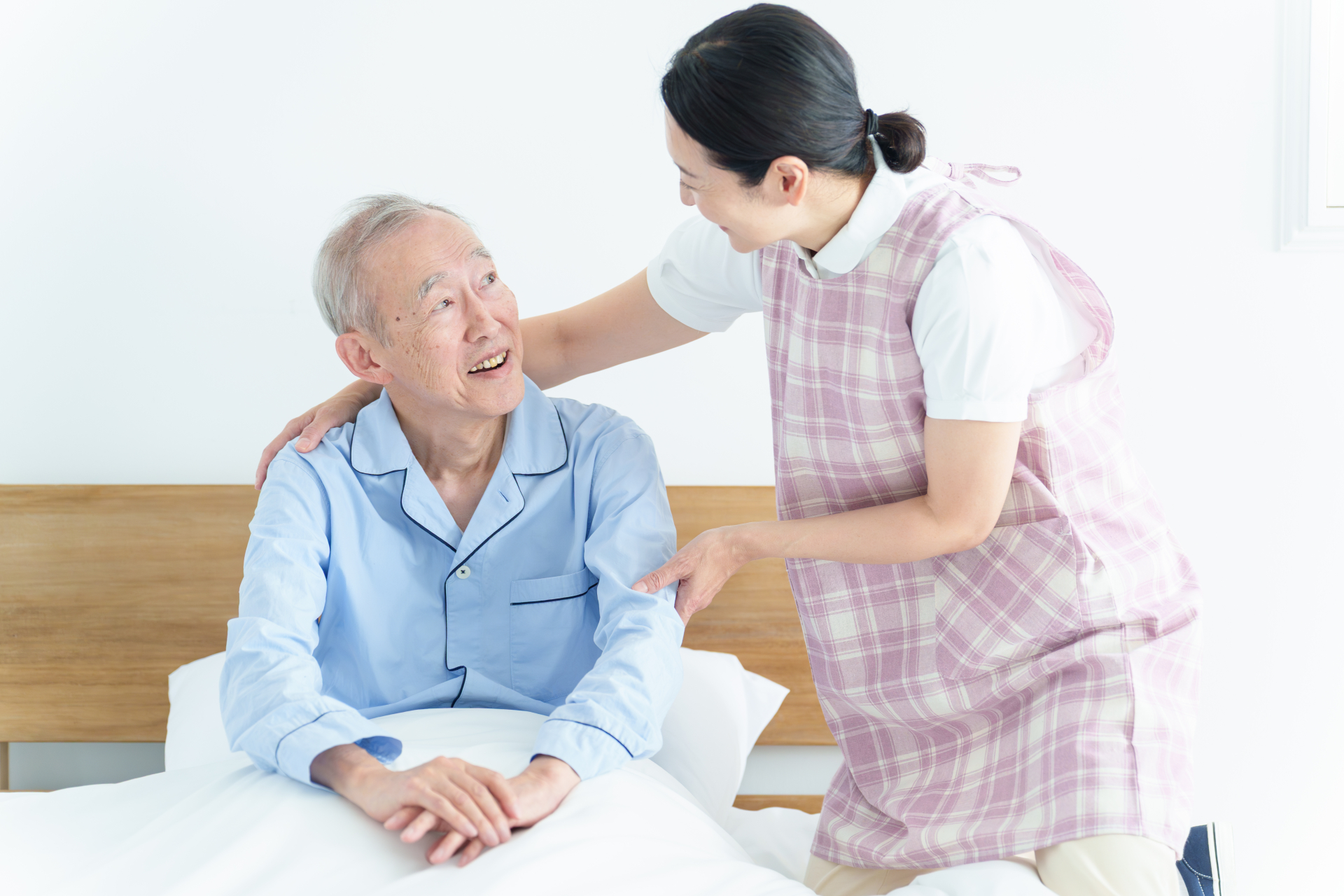 支援者が高齢者のかかとを明るい場所で観察する様子