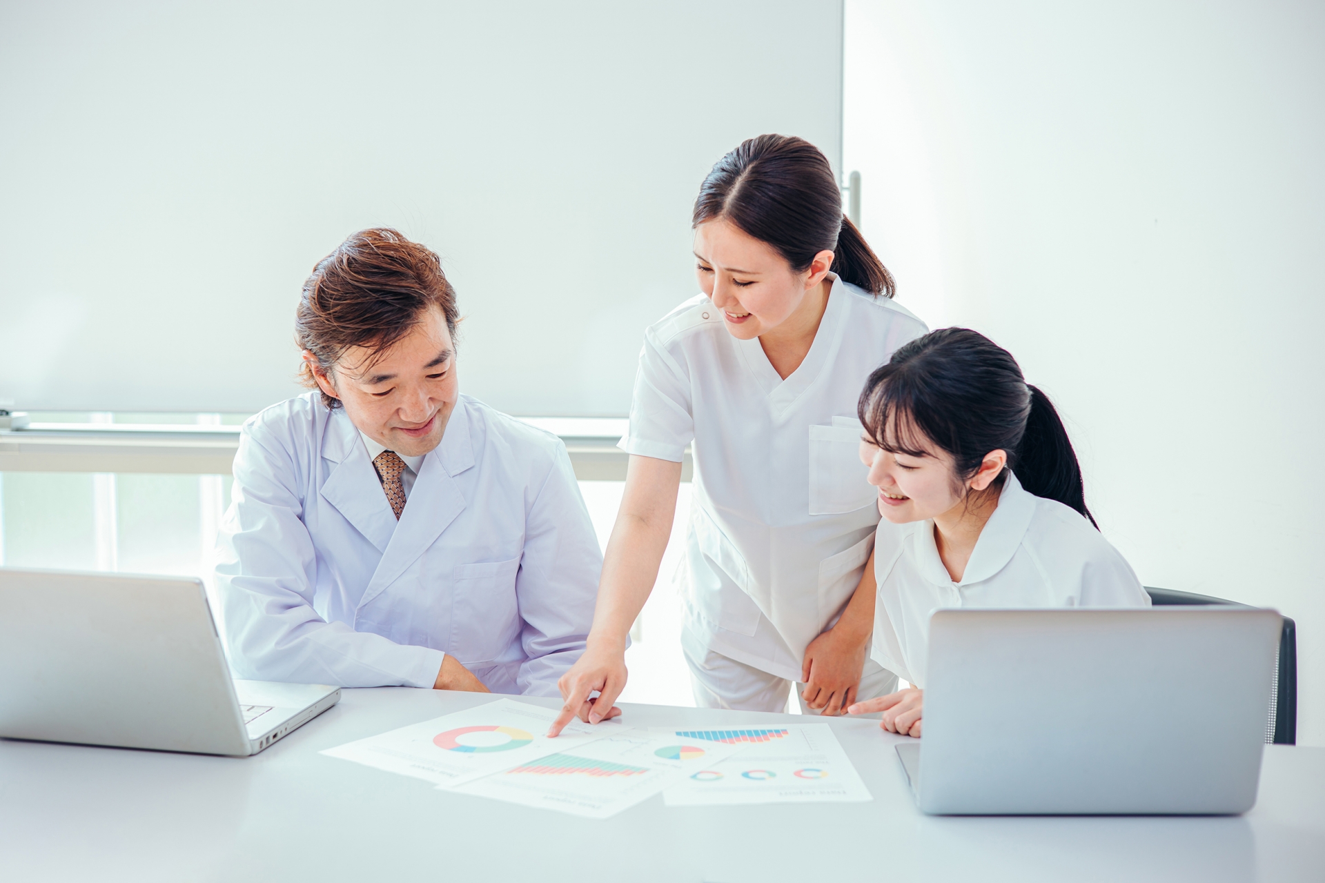 外用薬介助前に手指衛生と環境を整える介護職