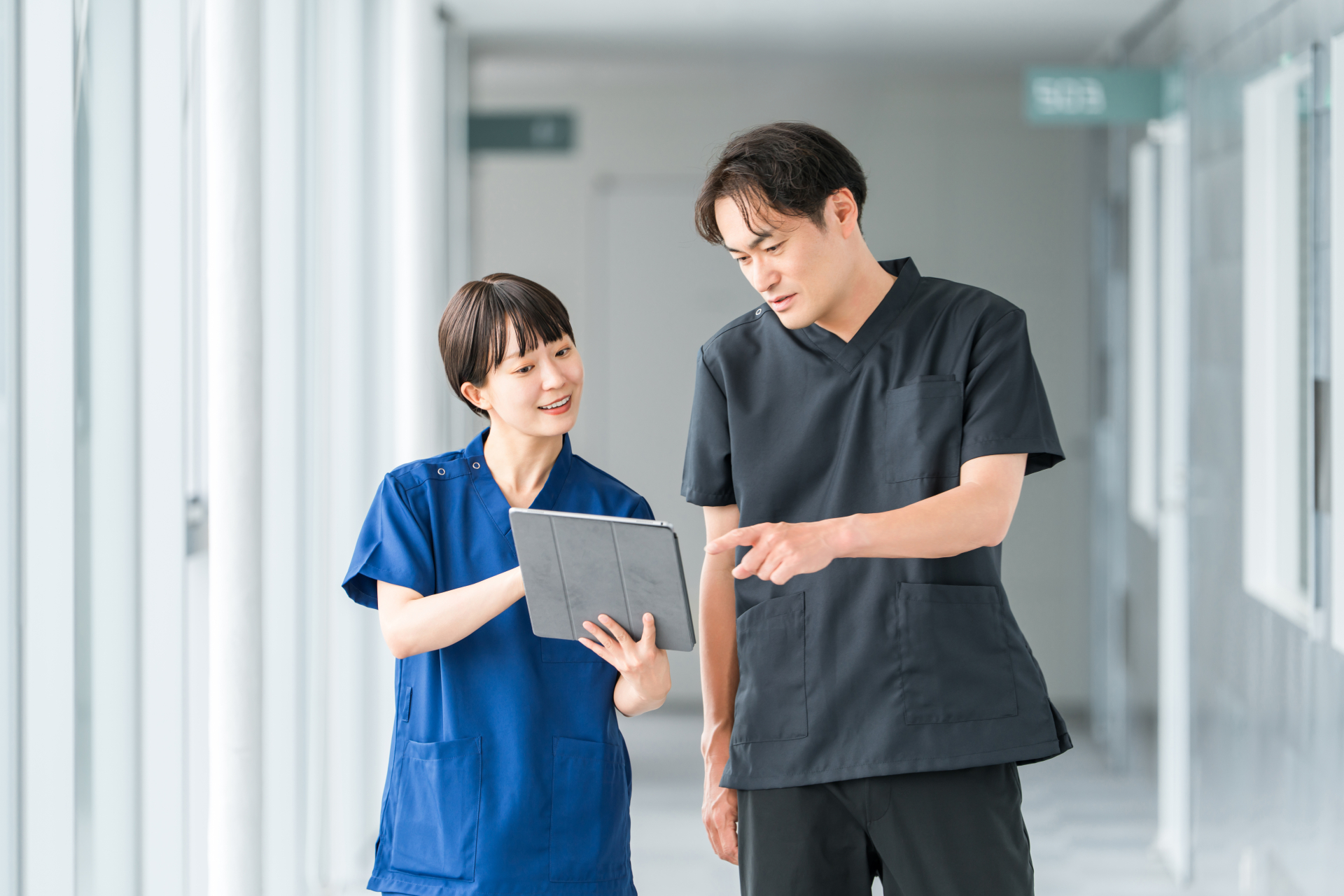 外用薬介助後に観察事項を記録し報告する介護職