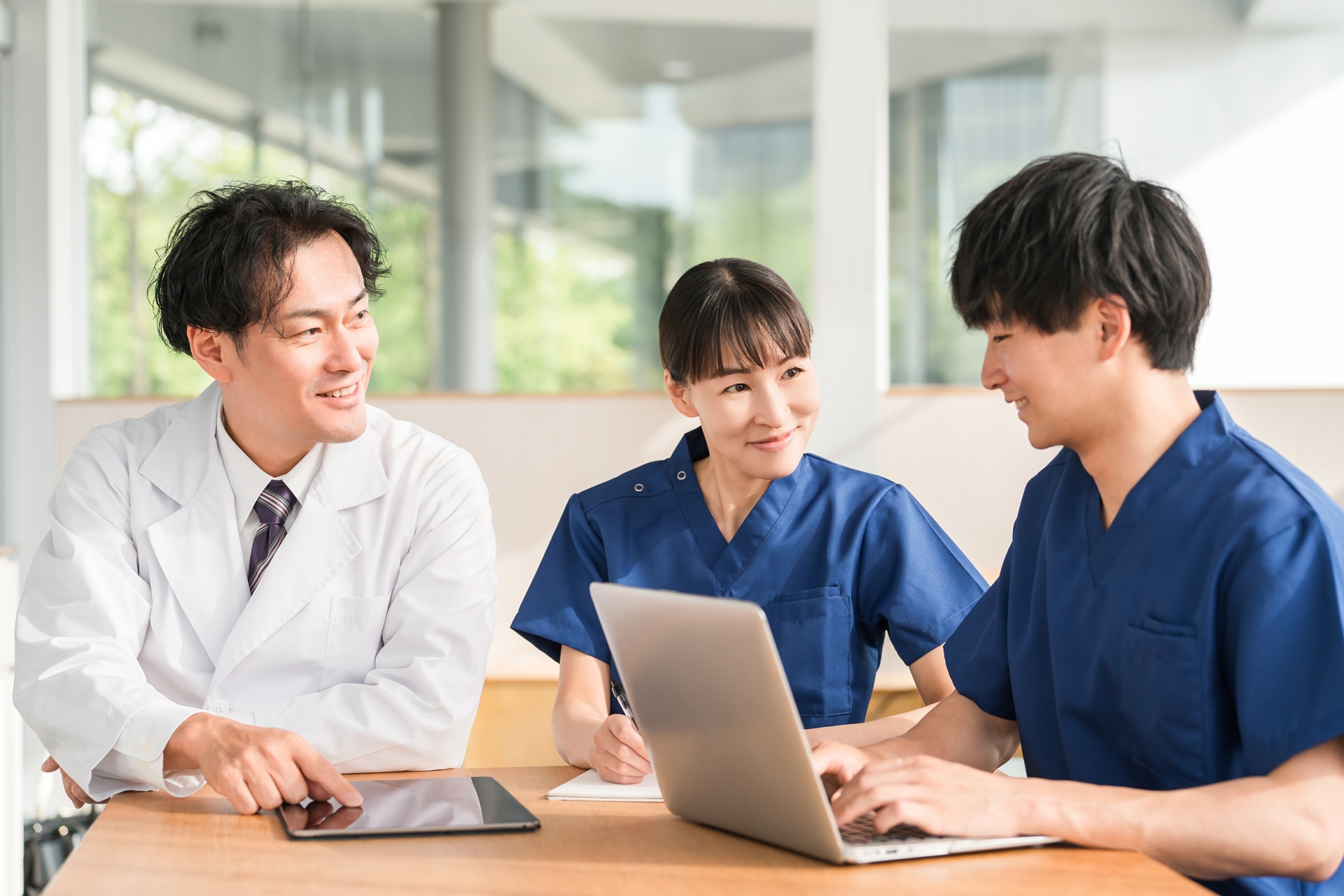 介護職が足の観察と医療連携を学ぶ研修風景