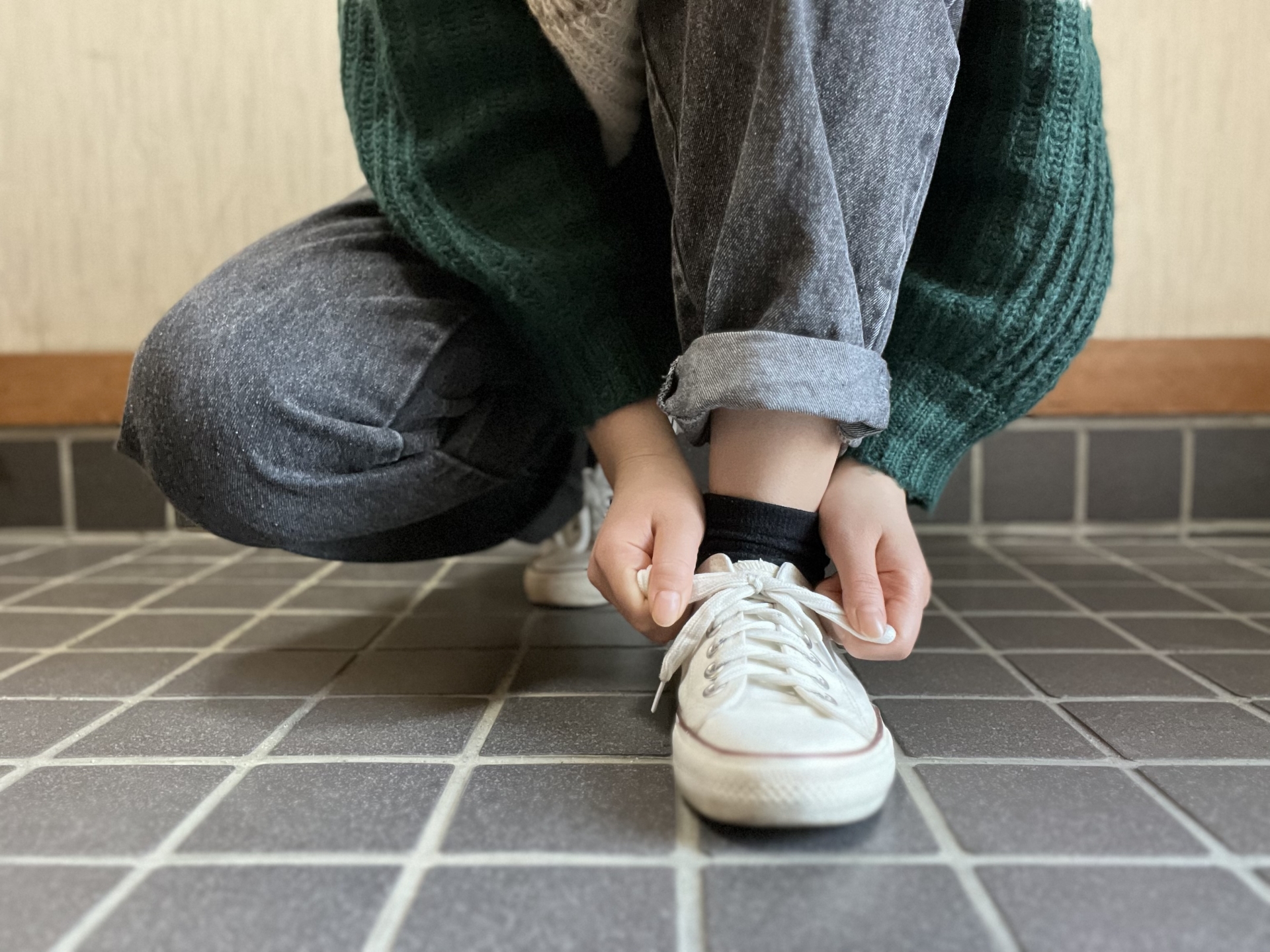 普段の靴下で両足を試着し靴のフィットを確認する様子