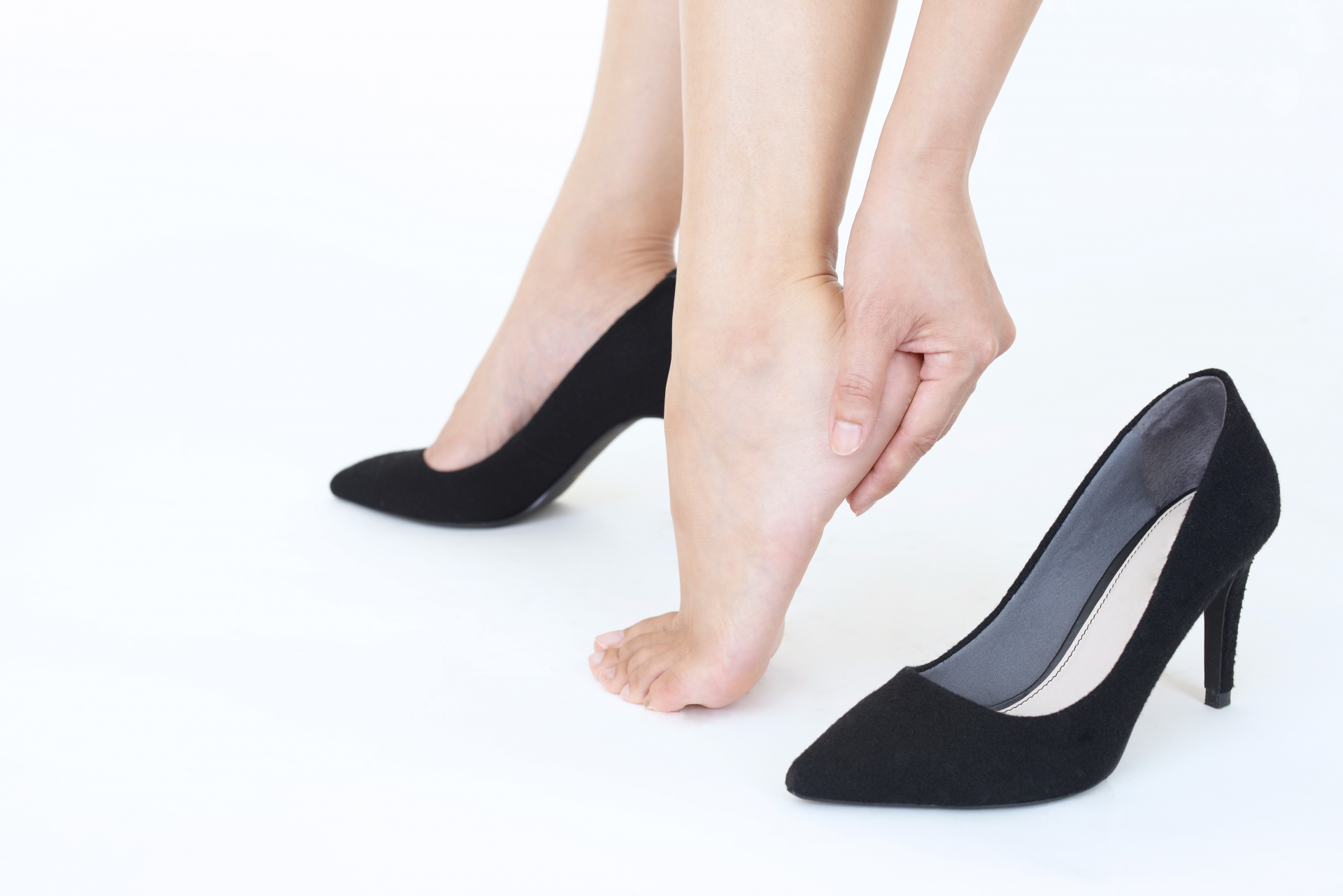 歩きすぎた後に安全な場所で足を休ませる様子