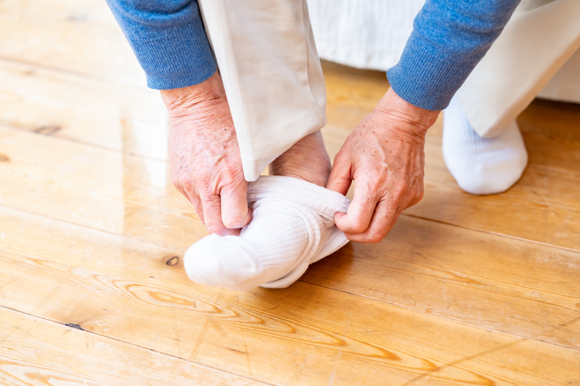 男性が靴下を履く様子
