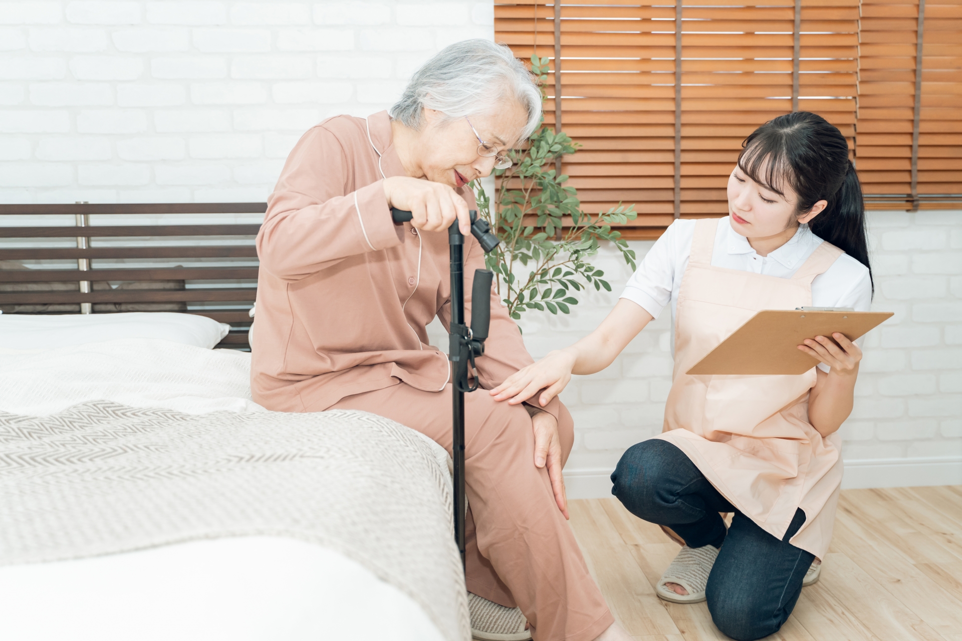 介護職が高齢女性の相談を聞く様子