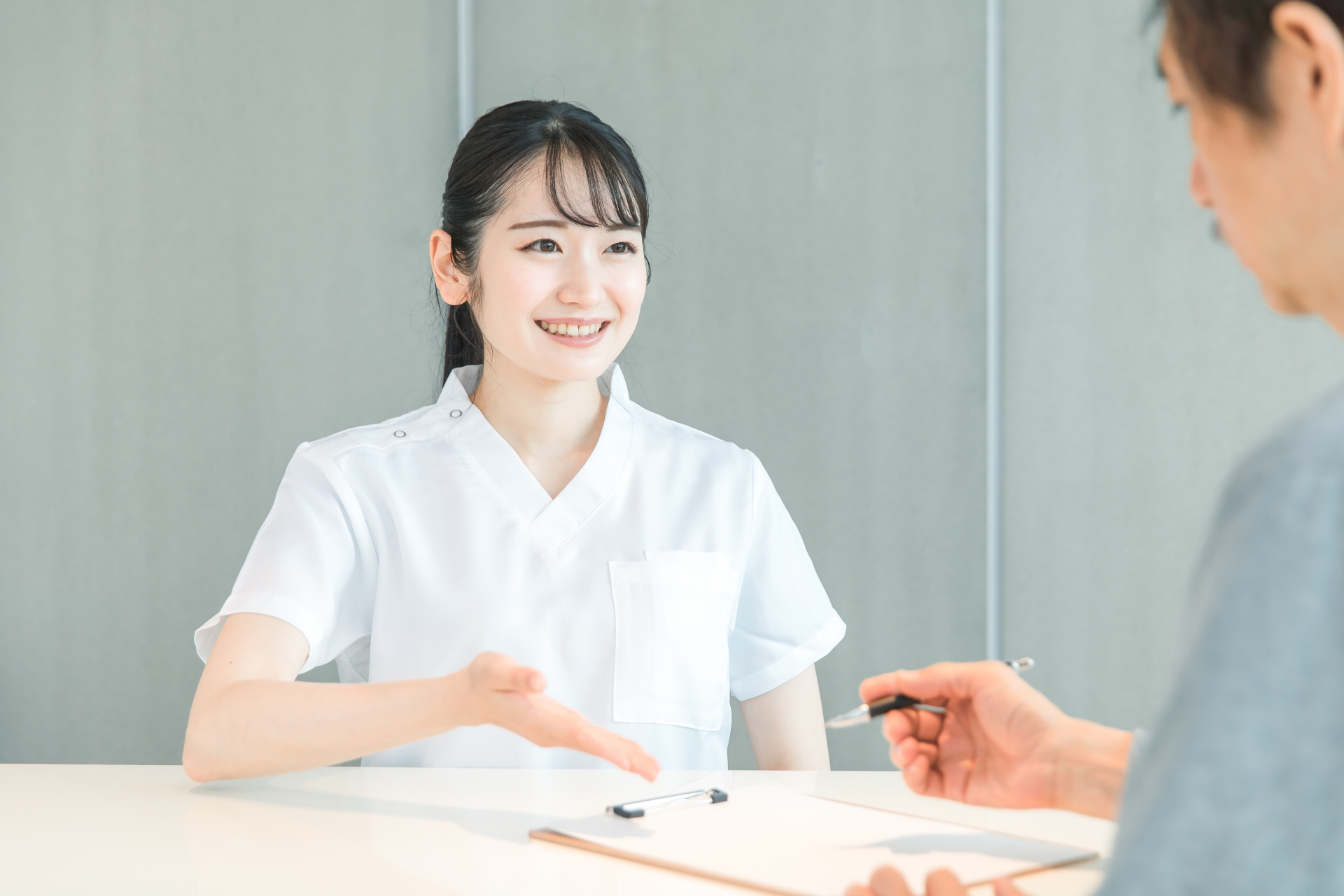 夜の足のだるさと睡眠への影響を医療職へ相談する様子