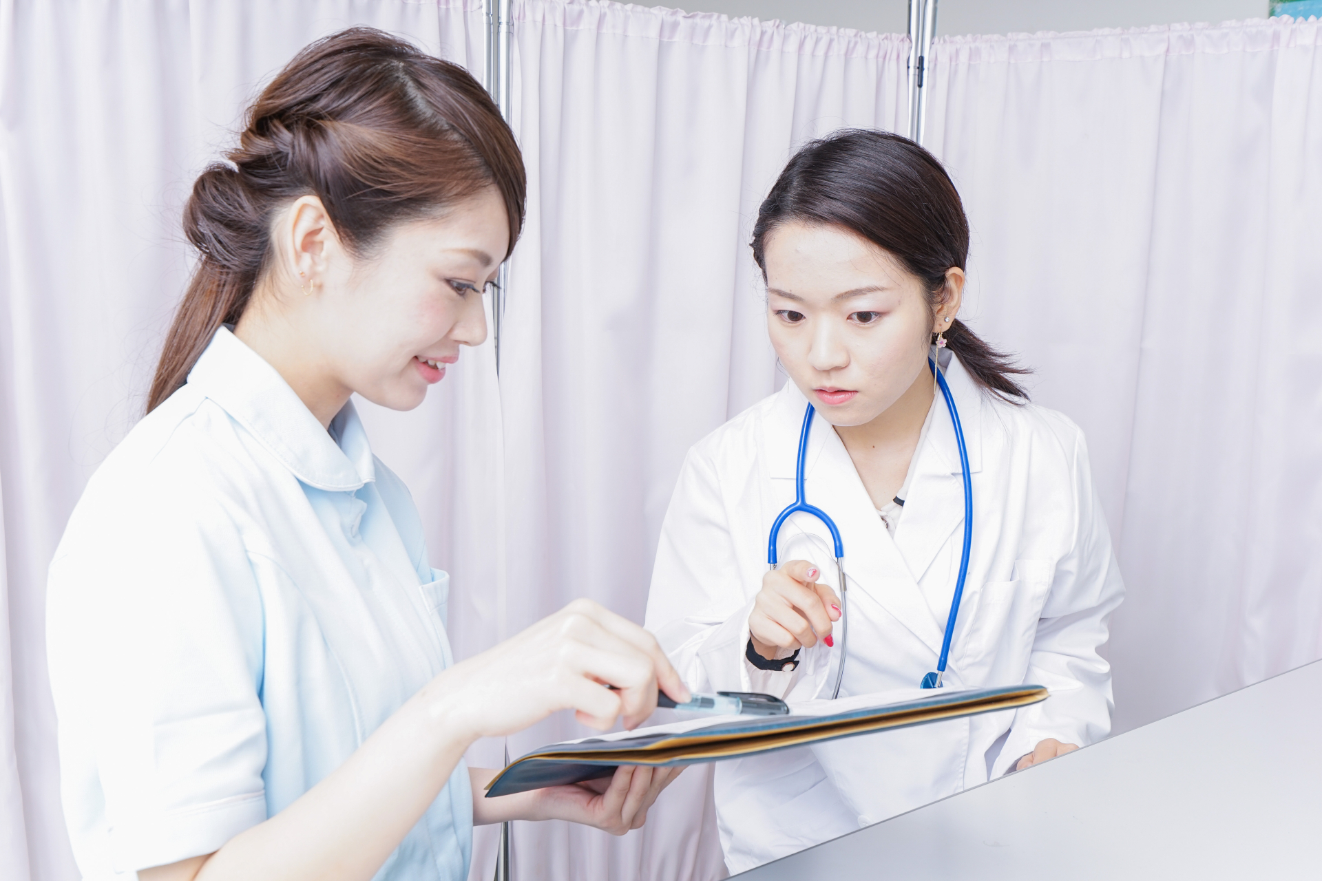 医師と看護師がミーティングする様子